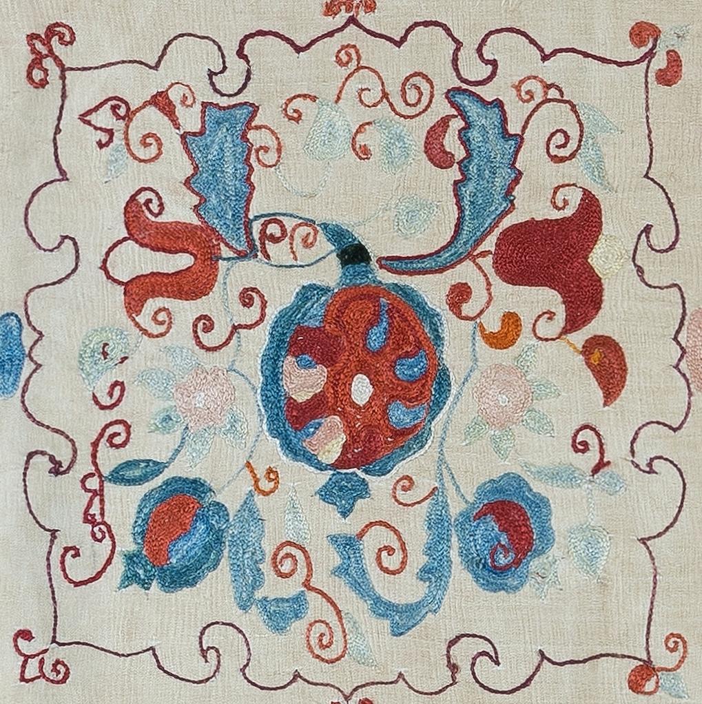 Dekorativer Suzani-Kissenbezug aus handgestickter Seide auf Seidengrund, Blumen- und Rankenmotive, Leinenrückseite mit Reißverschluss, ohne Einlage. Maße: 18 