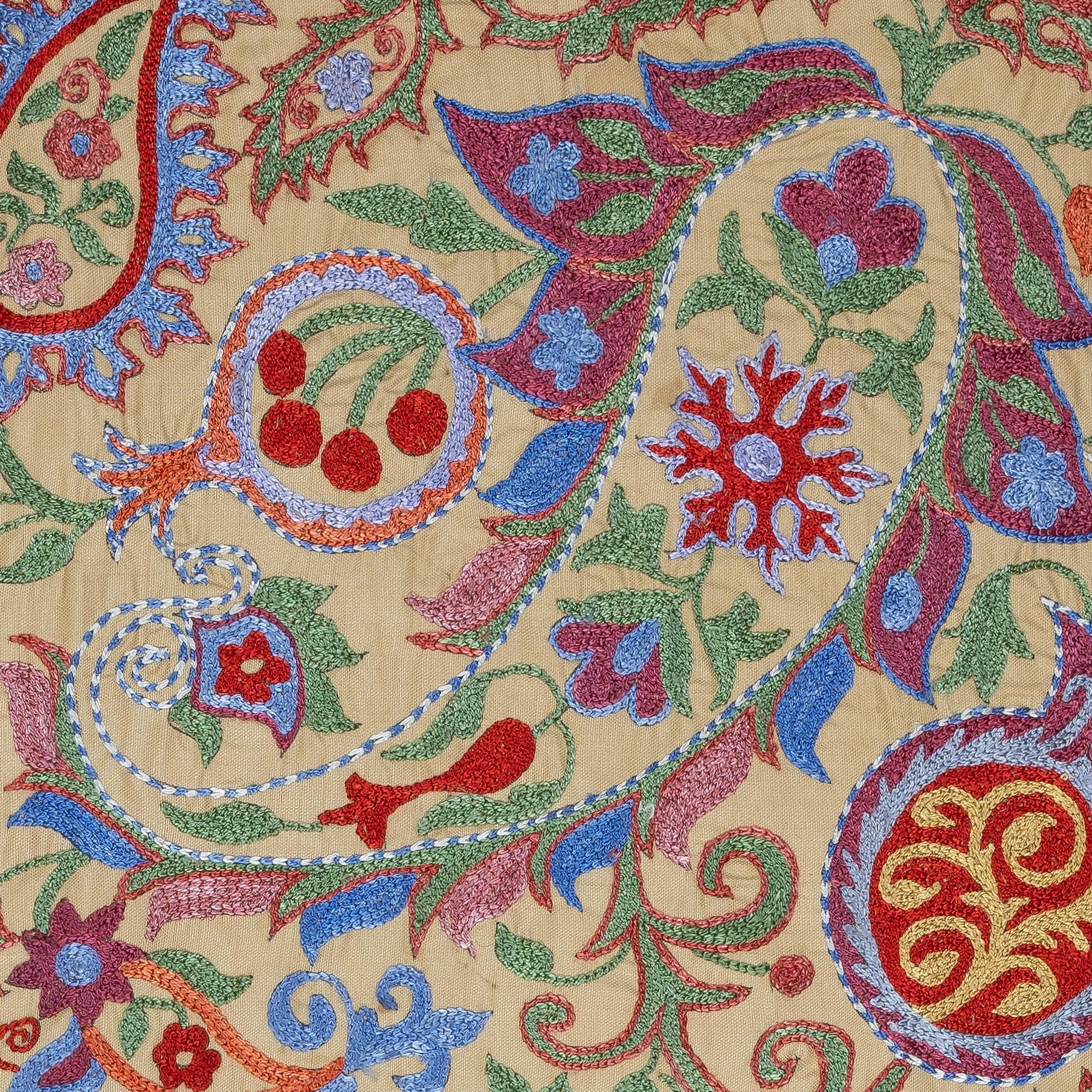 Nouvelle housse de coussin 100% soie brodée à la main - Art textile ouzbek authentique

Rehaussez votre décoration intérieure avec cette exquise housse de coussin Suzani brodée à la main, fabriquée à partir de 100 % de soie pure par des artisans