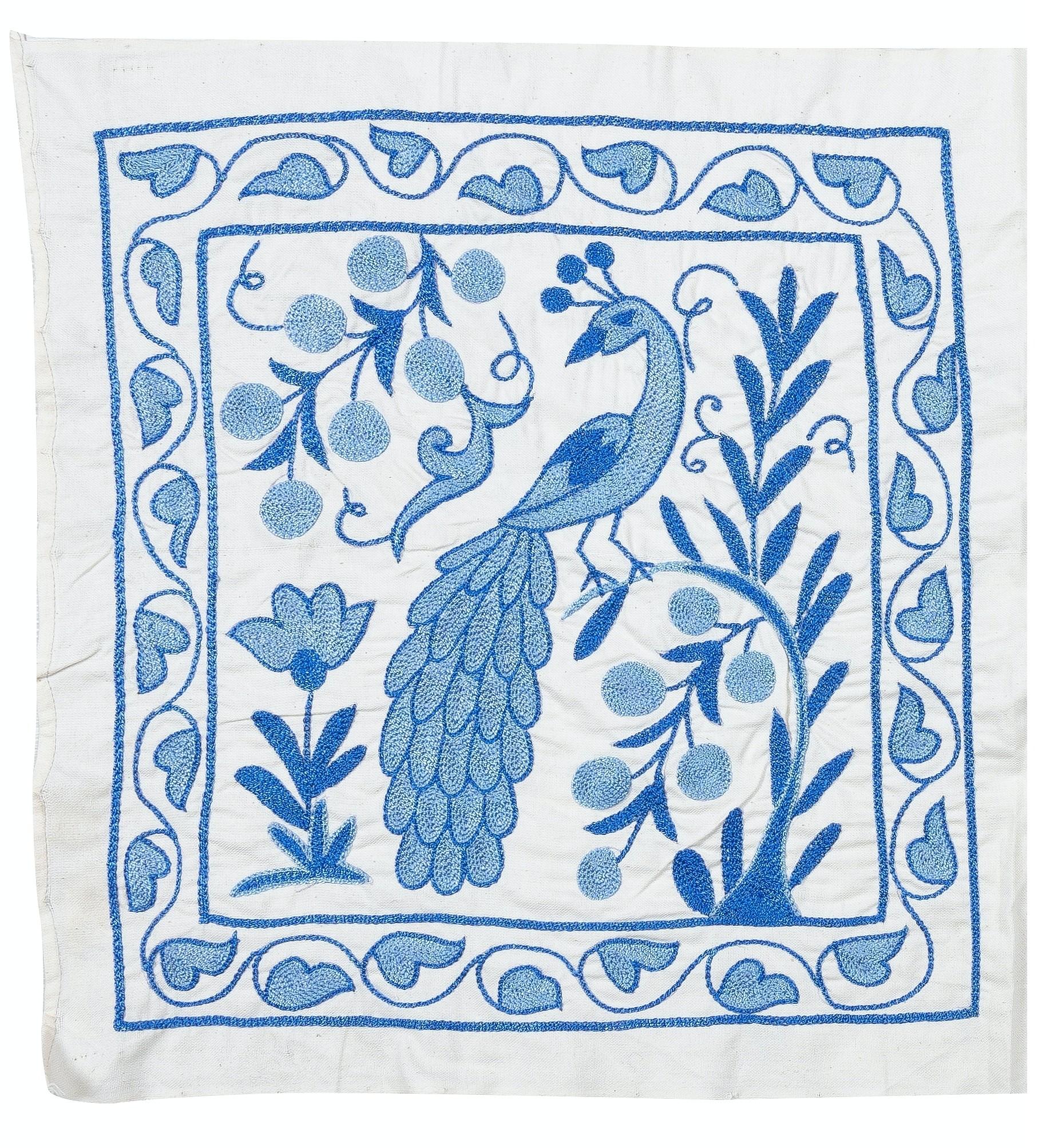 Infondi nella tua casa il ricco patrimonio dell'Asia centrale con questo raffinato copricuscino Suzani ricamato a mano, realizzato da abili artigiani dell'Uzbekistan. Questo splendido tessuto è una vera e propria opera d'arte, caratterizzata da un