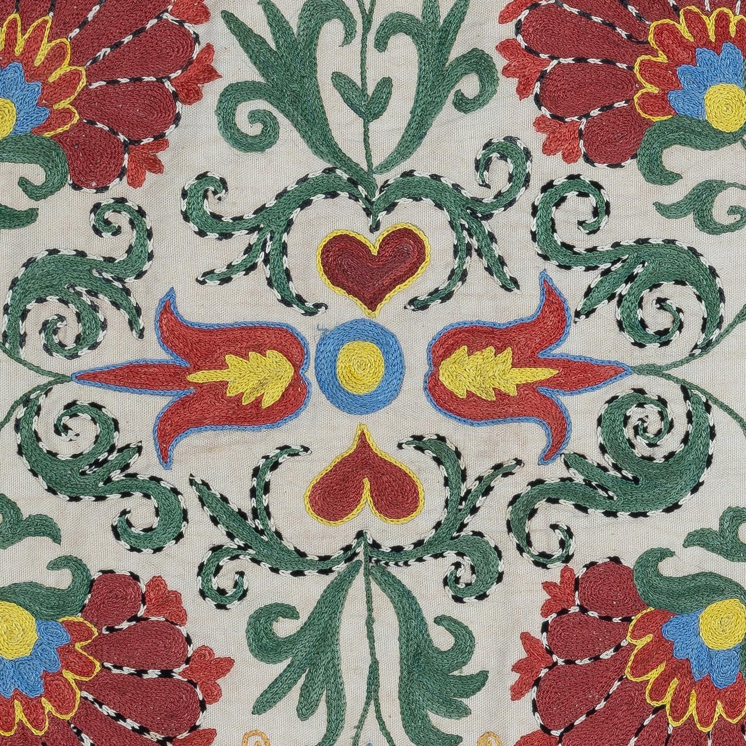Infondi nella tua casa il ricco patrimonio dell'Asia centrale con questo raffinato copricuscino Suzani ricamato a mano, realizzato da abili artigiani dell'Uzbekistan. Questo splendido tessuto è una vera e propria opera d'arte, caratterizzata da un