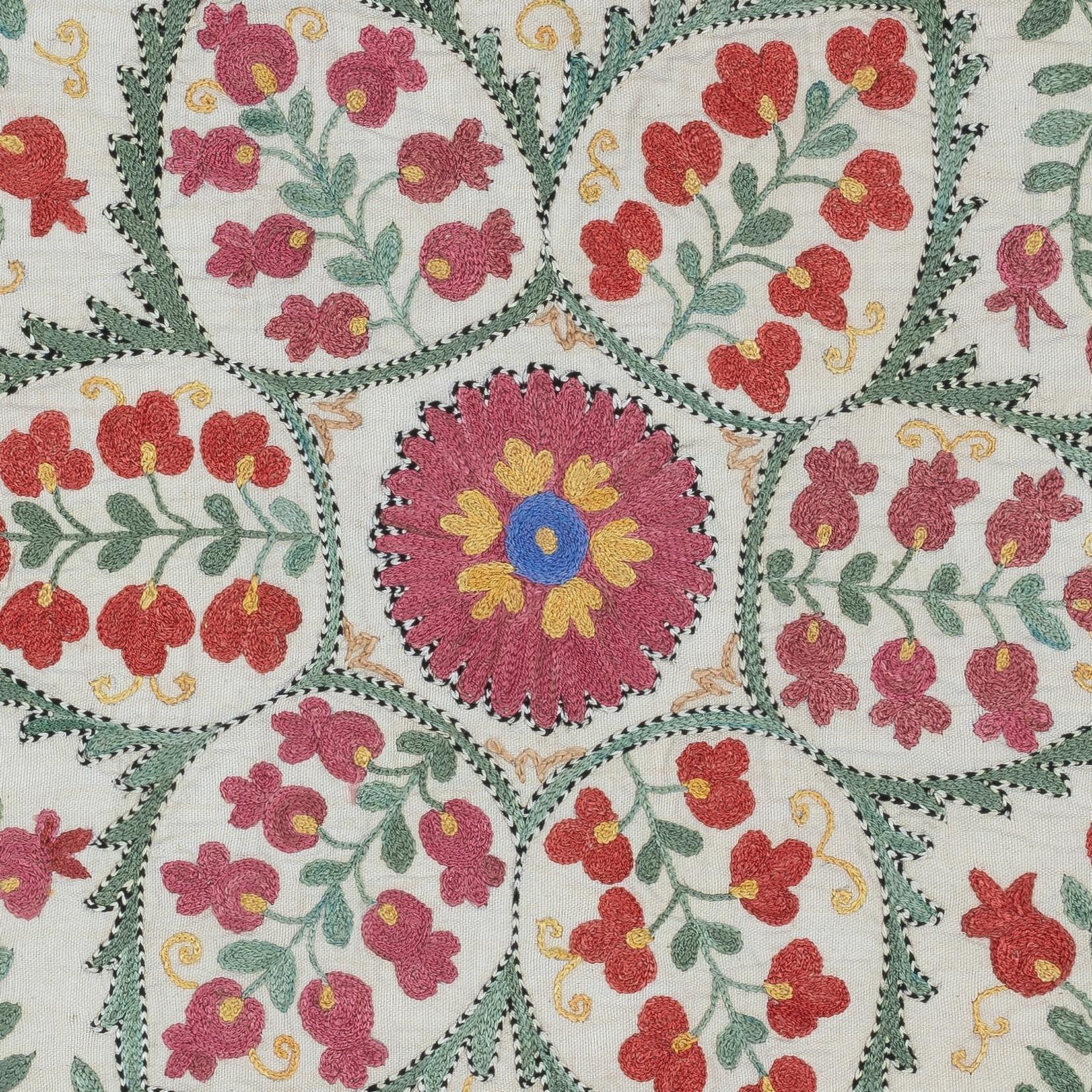 Bringen Sie das reiche Erbe Zentralasiens mit diesem exquisiten, handbestickten Suzani-Kissenbezug, der von geschickten Kunsthandwerkern in Usbekistan hergestellt wird, in Ihr Zuhause. Dieses atemberaubende Textil ist ein wahres Kunstwerk mit