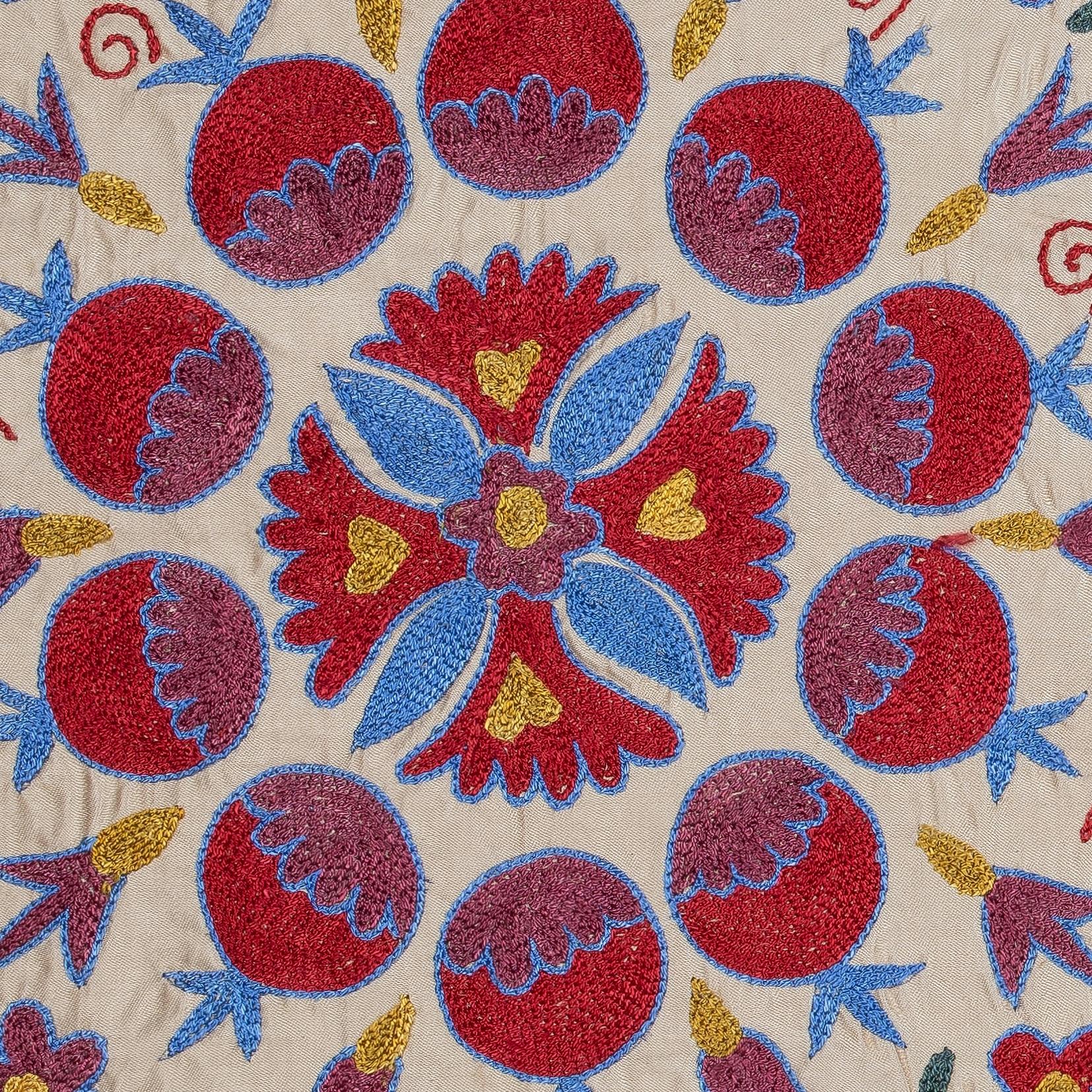 Infondi nella tua casa il ricco patrimonio dell'Asia centrale con questo raffinato copricuscino Suzani ricamato a mano, realizzato da abili artigiani dell'Uzbekistan. Questo splendido tessuto è una vera e propria opera d'arte, caratterizzata da un