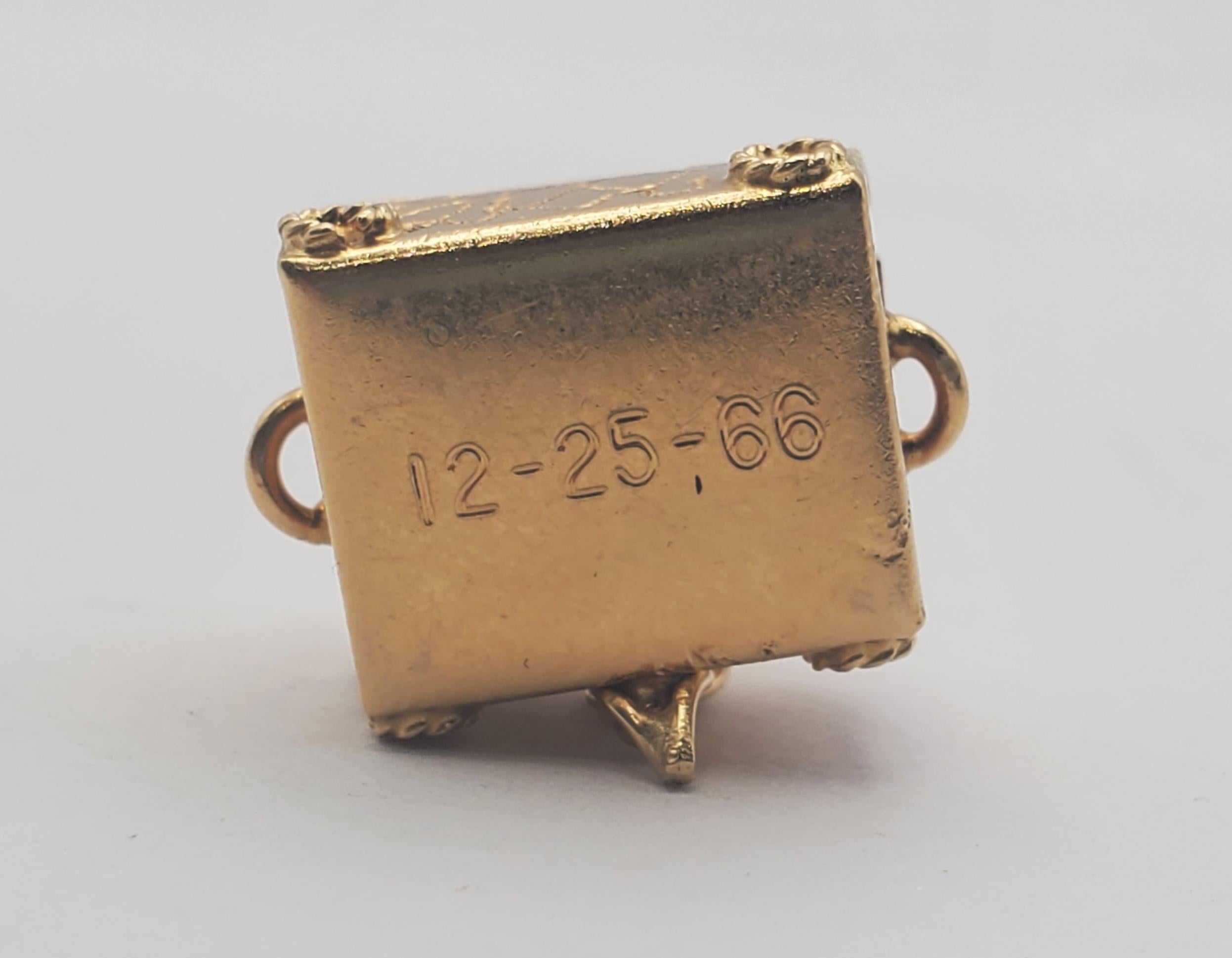 18Y Ornate Treasure Charm/Anhänger mit verstecktem Perlenschatz für Damen oder Herren im Angebot