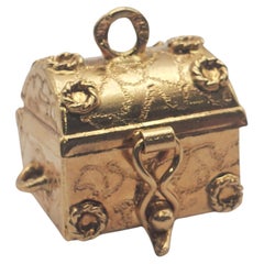Retro 18Y Ornate Treasure Chest Charm/Pendant with Hidden Pearl Treasure