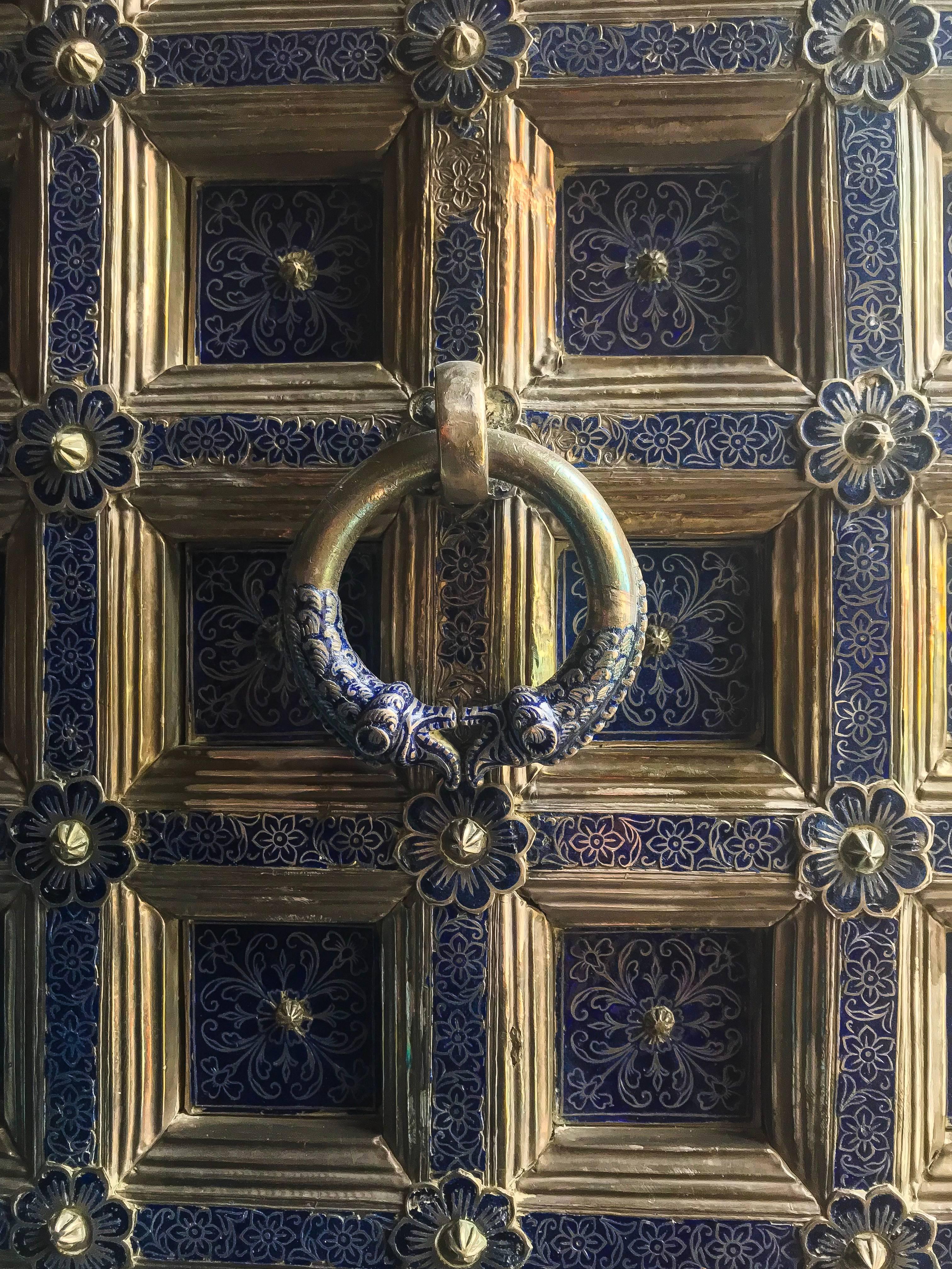 D'un luxe exubérant, ces portes en argent recouvertes d'émail bleu à motif floral, proviennent d'un palais royal de Jaipur, au Rajasthan, dans le nord de l'Inde.
 