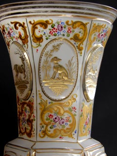 Gobelet antique en verre opalin de Bohème motif chasse 19-20e siècle
