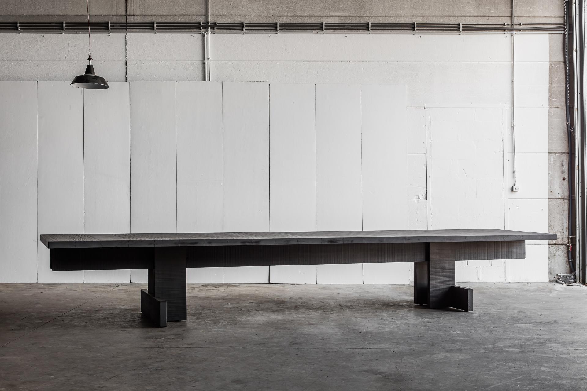 Moderne Table de salle à manger en bois brutaliste 19' 8 en vente