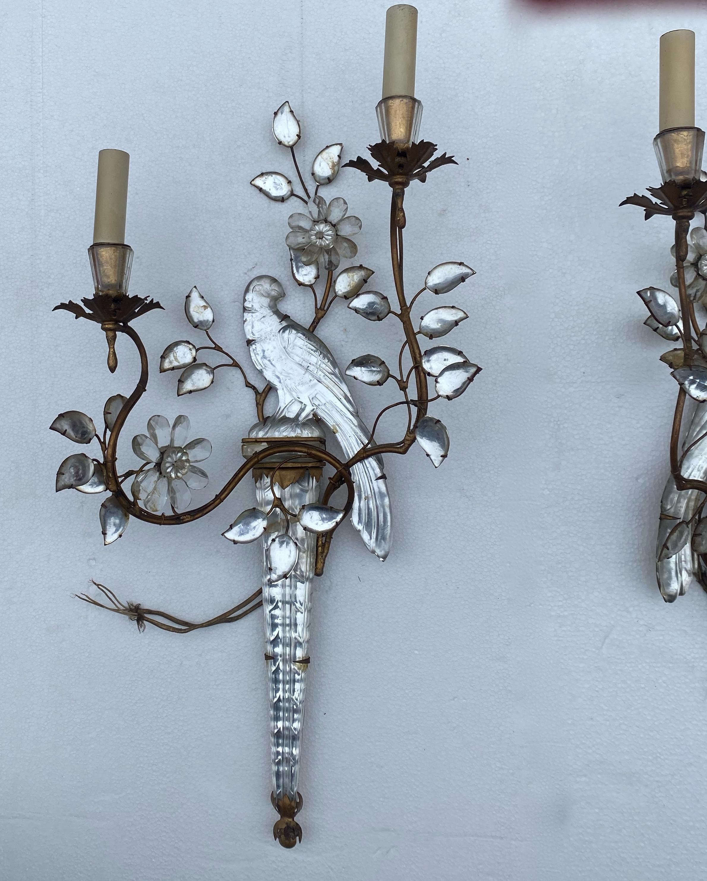 Pair of golden iron sconces decorated with crystal or glass with parakeet decor placed on a sheath
Circa 1950/70
used condition
Measures; width: 31 cm
Height without bulb: 63 cm
Depth: 14 cm.