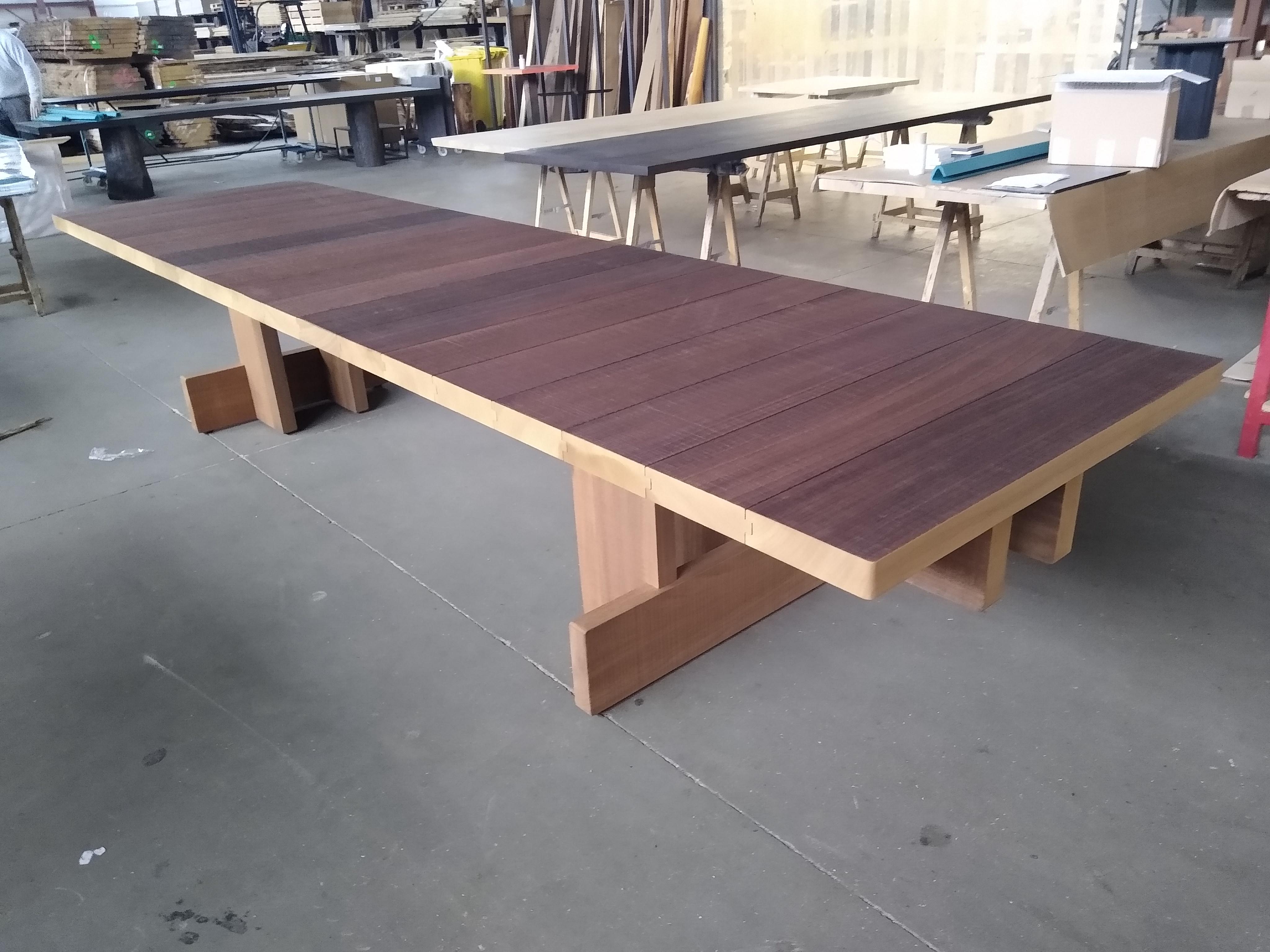Table de salle à manger en bois brutaliste 19' 8 en vente 1