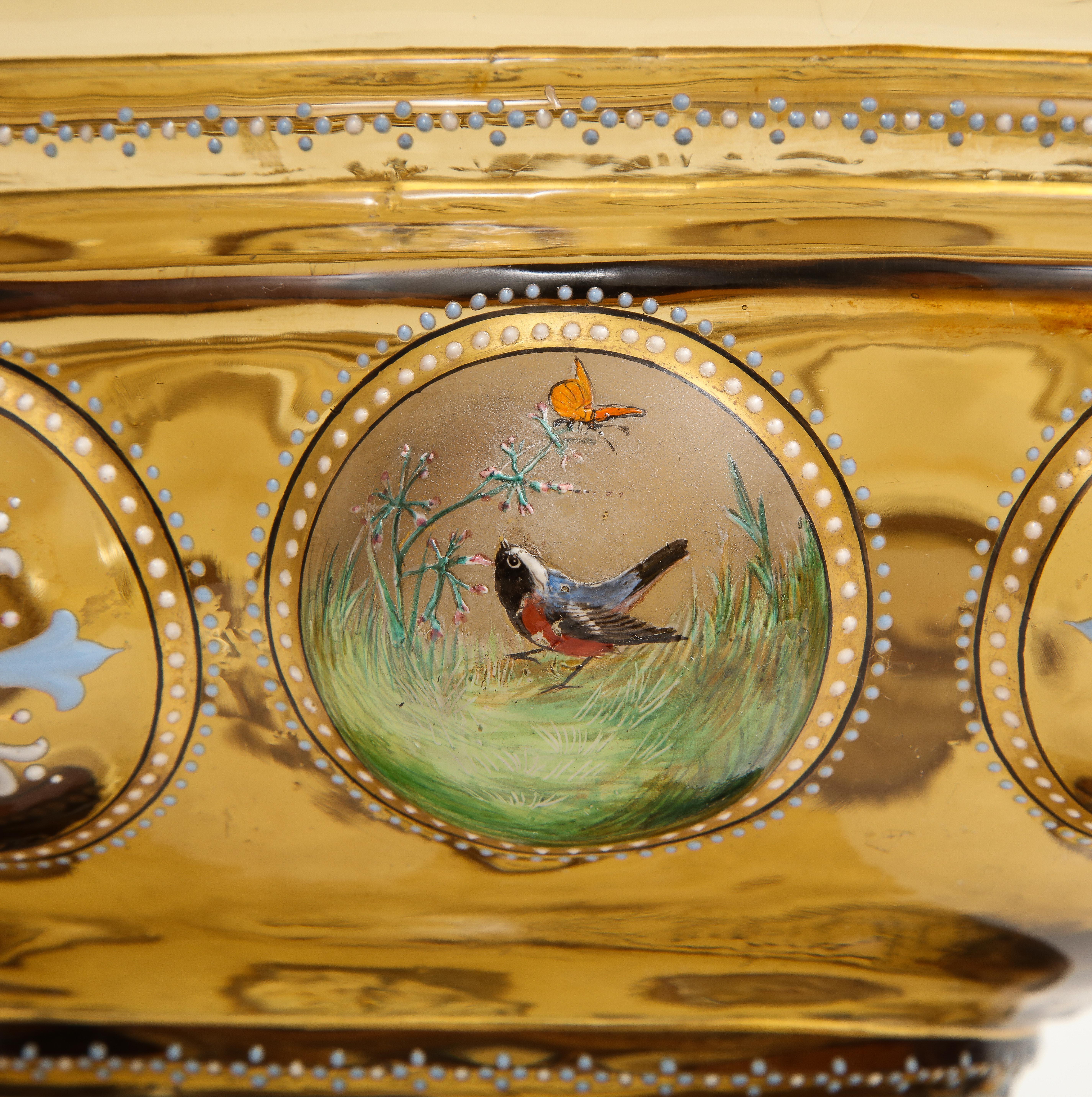 Centre de table en cristal de couleur claire et émail de Moser monté sur bronze doré du 19e siècle en vente 3