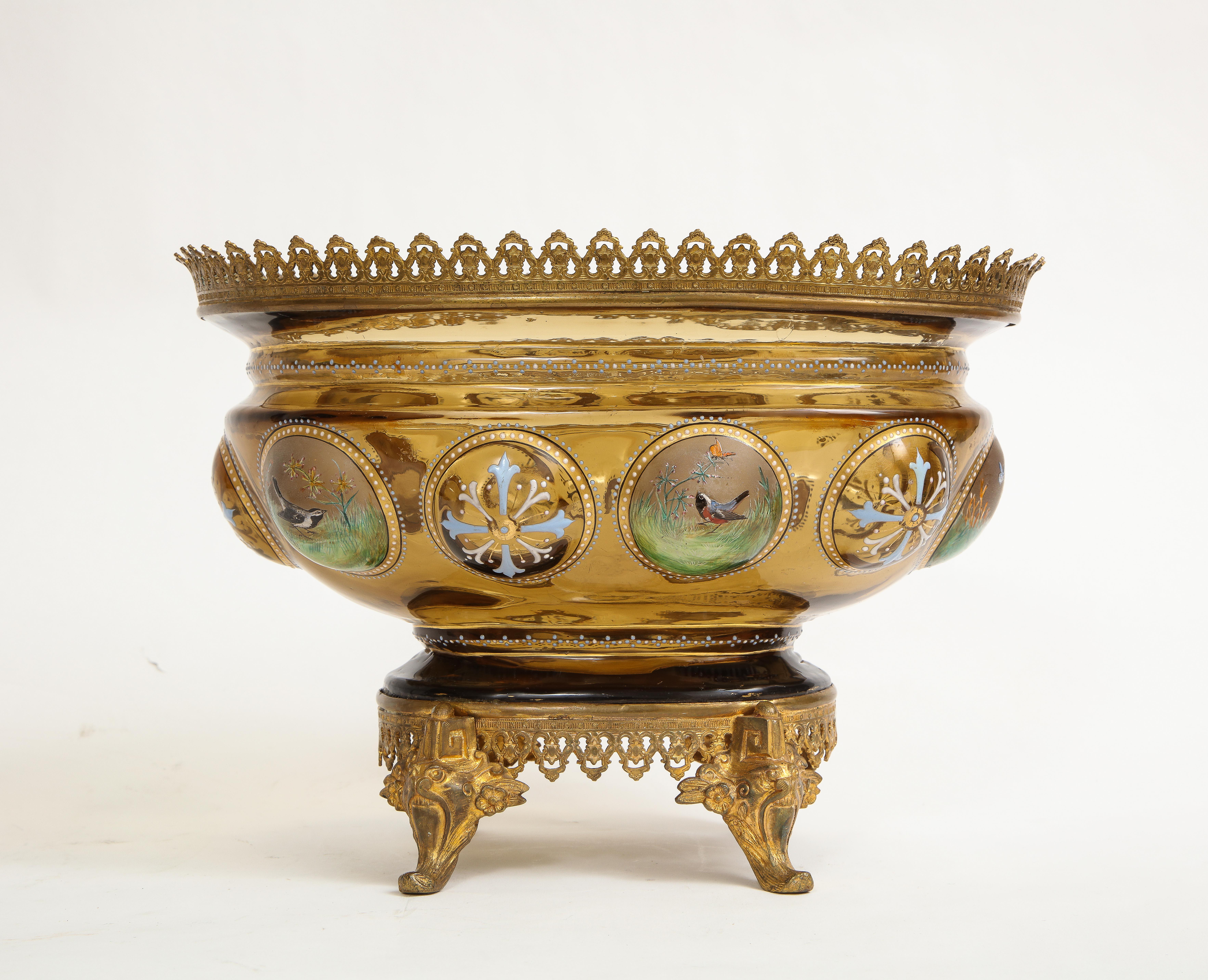 Antique 19e siècle dore bronze monté moser lumière-ambre coloré cristal et l'émail centerpiece/bowl. Le cristal est fabuleusement soufflé et sculpté à la main avec une multitude de décorations en émail peintes à la main représentant des oiseaux, des