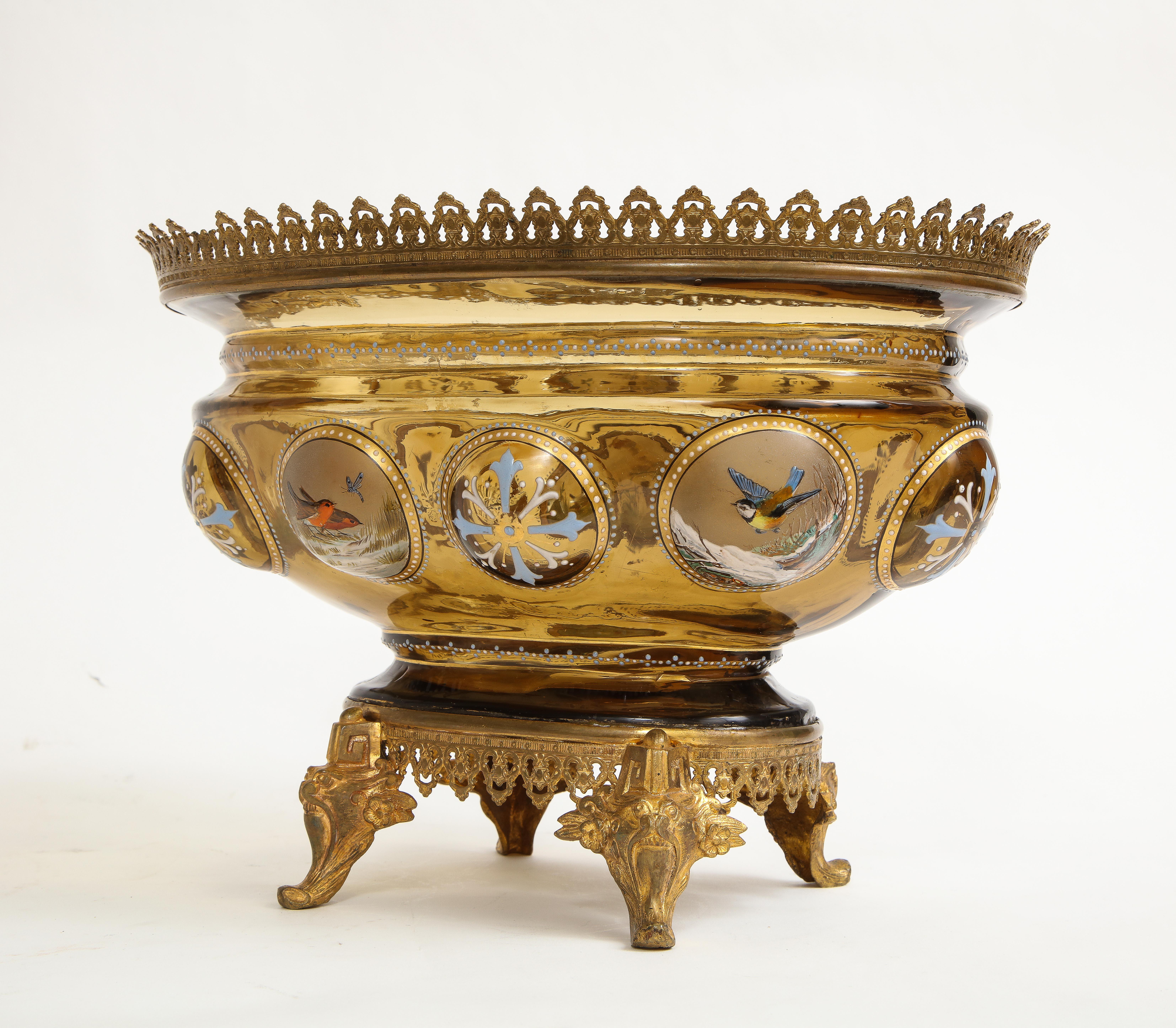 Louis XVI Centre de table en cristal de couleur claire et émail de Moser monté sur bronze doré du 19e siècle en vente