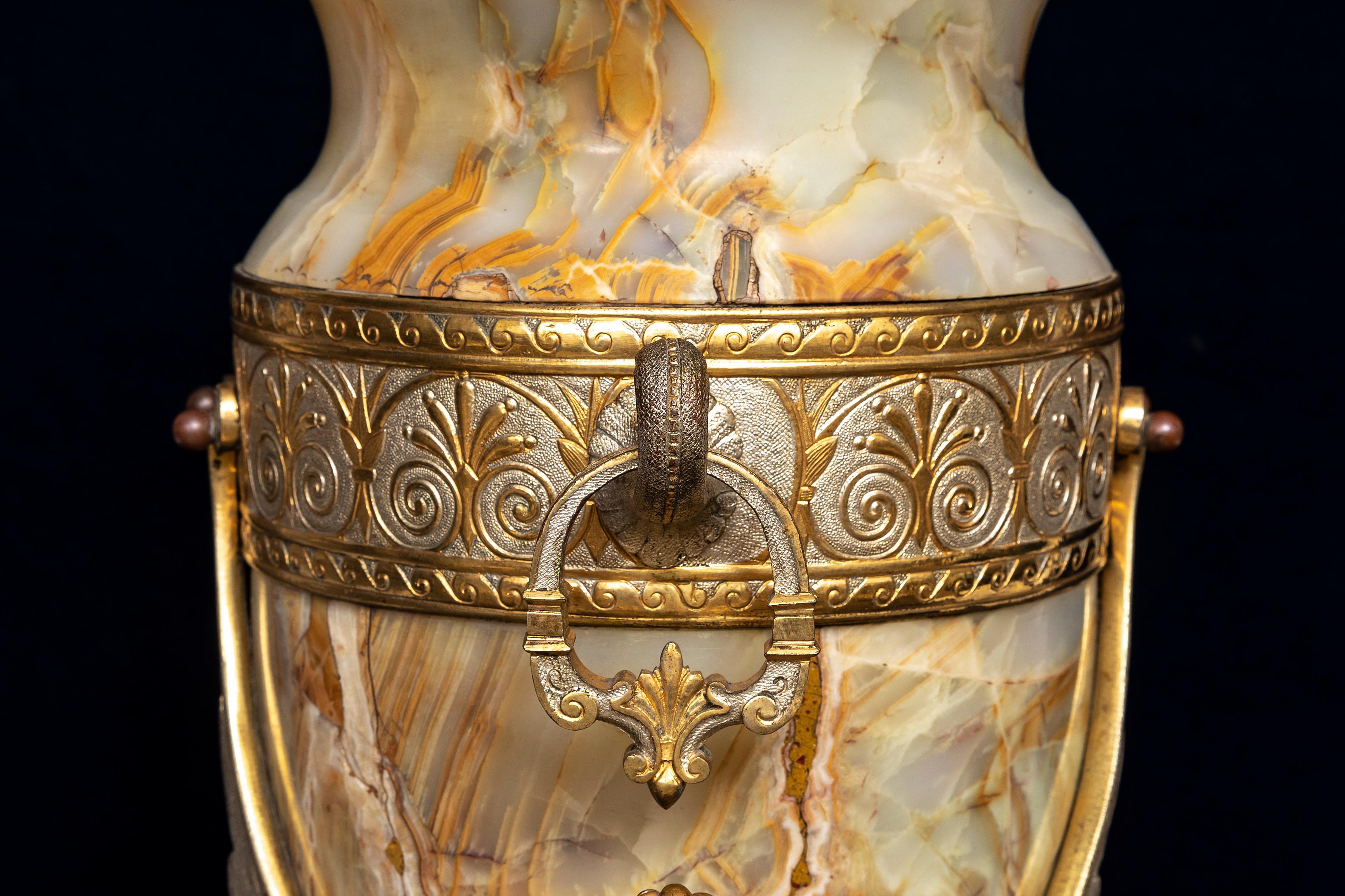 Fine XIX secolo Vaso francese del 19° secolo in onice, argentato e bronzo dorato attribuito a Charpentier & C. in vendita