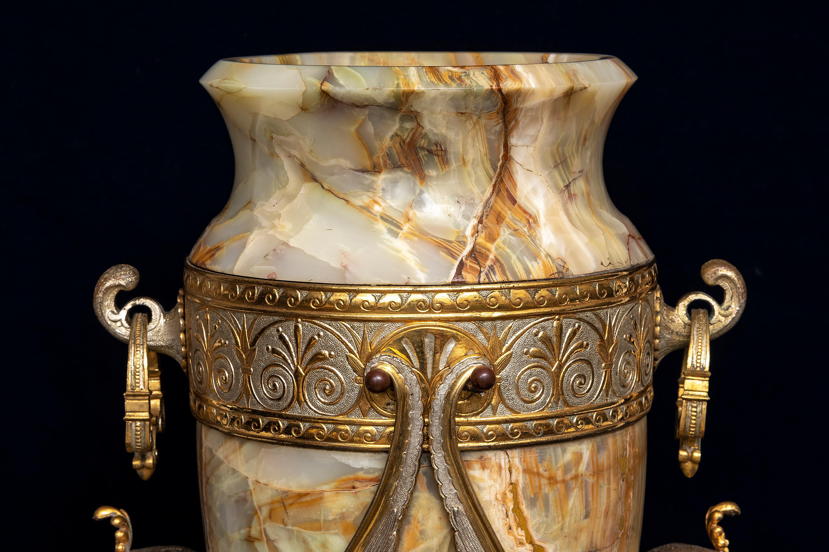 Bronzo Vaso francese del 19° secolo in onice, argentato e bronzo dorato attribuito a Charpentier & C. in vendita