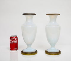 19. C.I.C. Paire de vases "Bulle de Savon" en opaline/opalescent montés en bronze doré