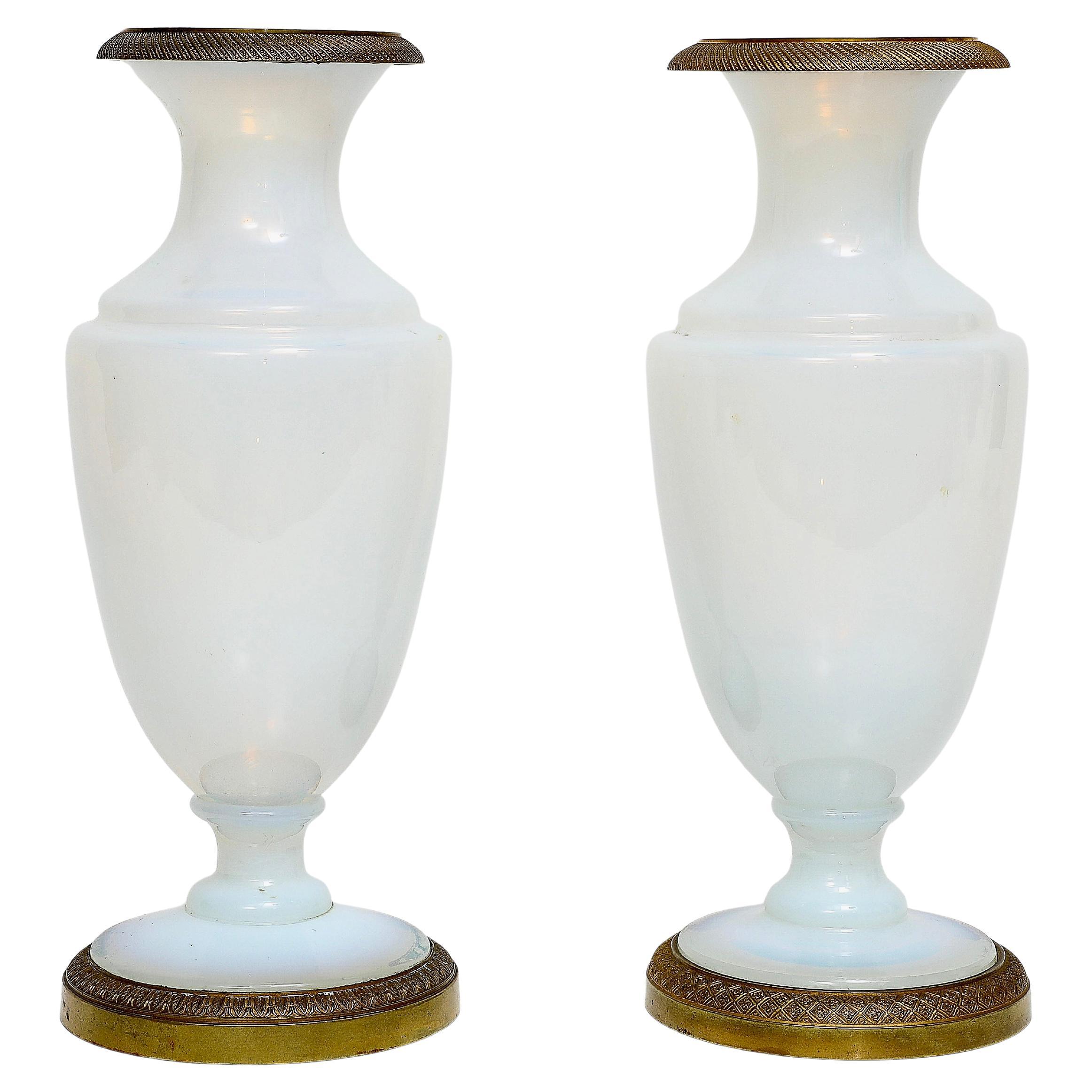 19. C Französisch Paar Ormolu montiert Opaline/Opalescent "Bulle de Savon" Vasen