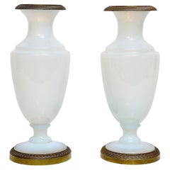 19. C.I.C. Paire de vases "Bulle de Savon" en opaline/opalescent montés en bronze doré