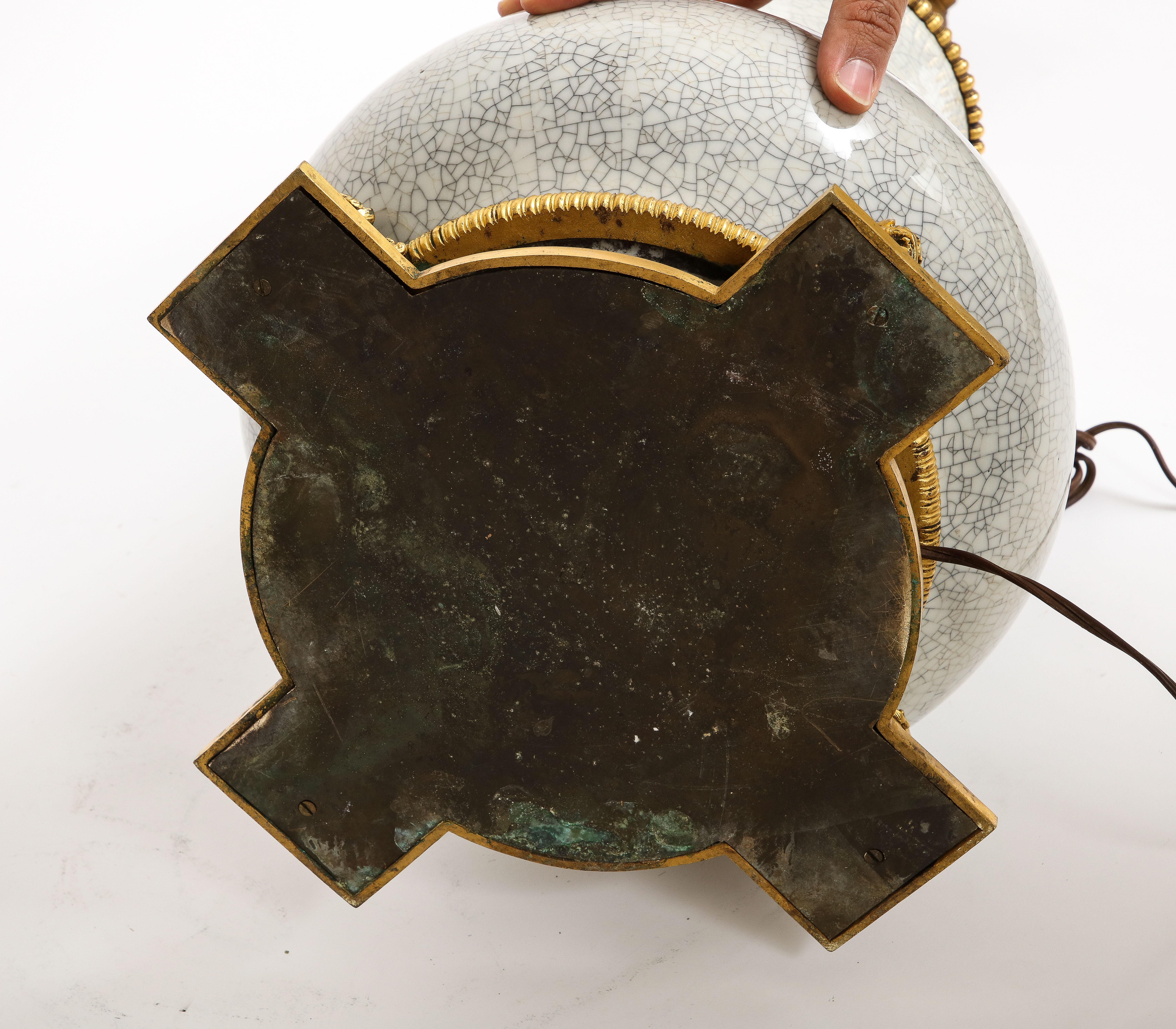 Lampe chinoise en porcelaine céladon craquelé montée en bronze doré et marquée E.F Caldwell, années 1800 en vente 5
