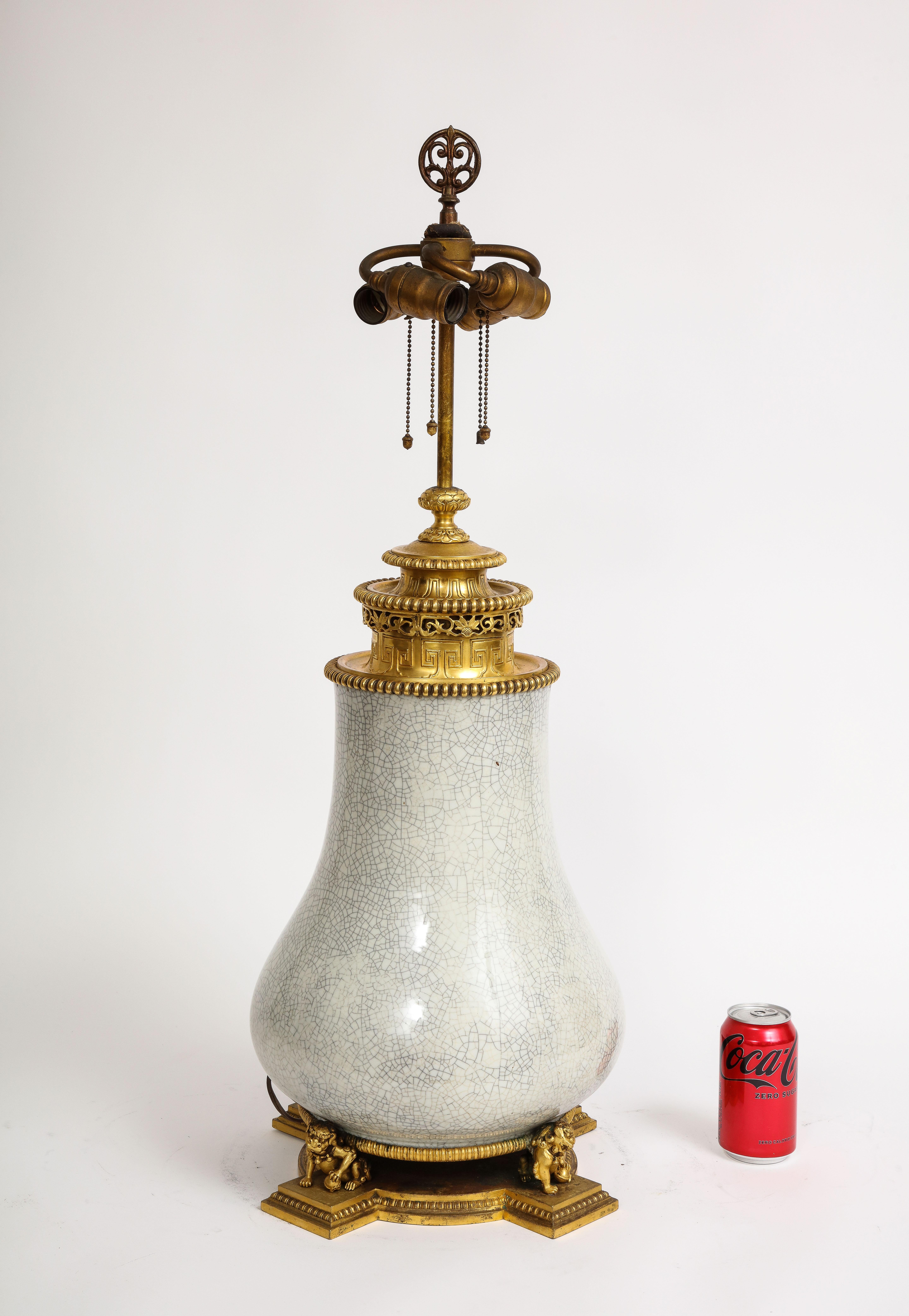 Incroyable et assez grand vase en porcelaine chinoise céladon craquelée, monté en bronze doré, monté en lampe, du 19e siècle, marqué E.F. Caldwell. Voici une lampe exceptionnelle du 19e siècle, mêlant magistralement l'artisanat chinois et américain,