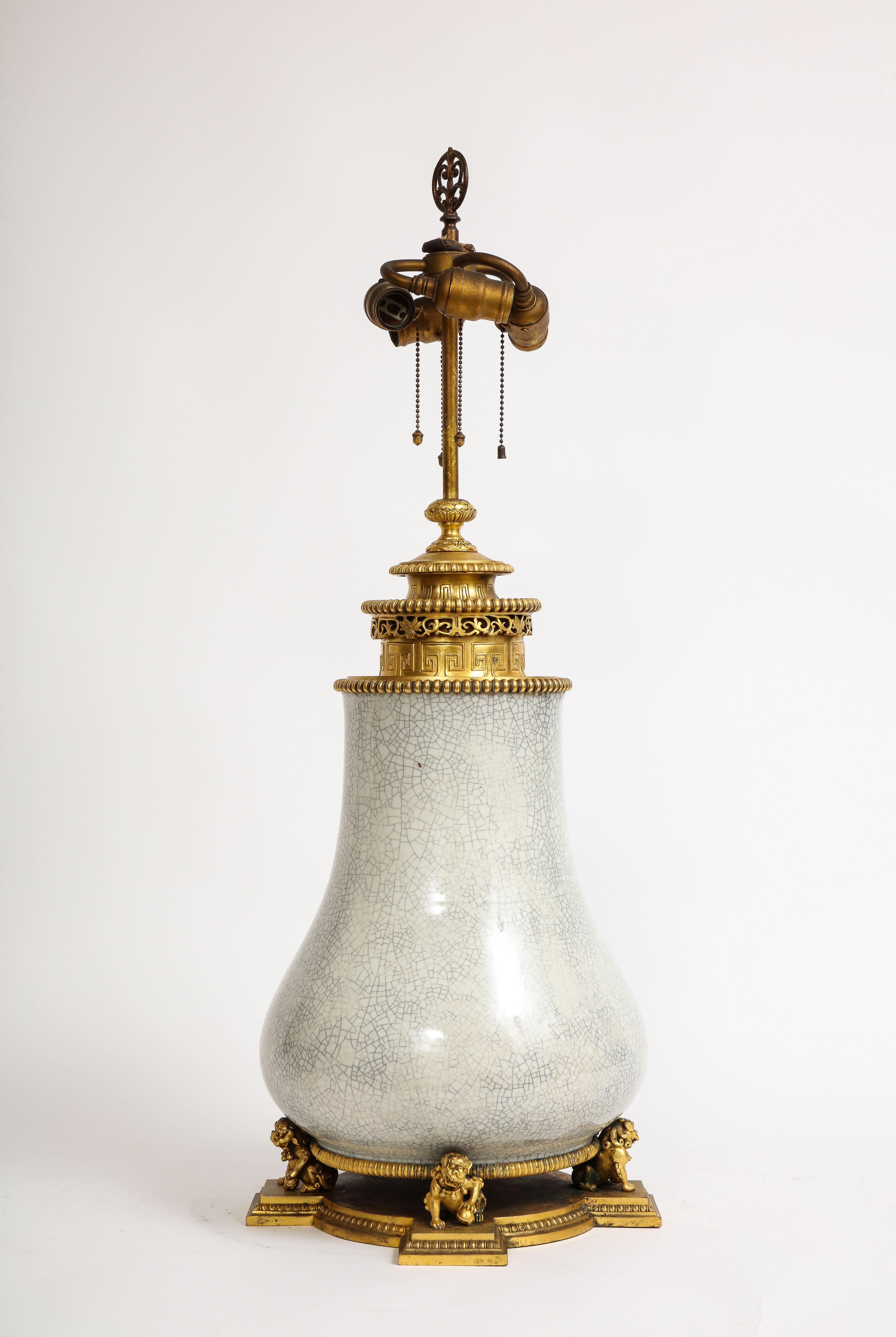 Louis XVI Lampe chinoise en porcelaine céladon craquelé montée en bronze doré et marquée E.F Caldwell, années 1800 en vente