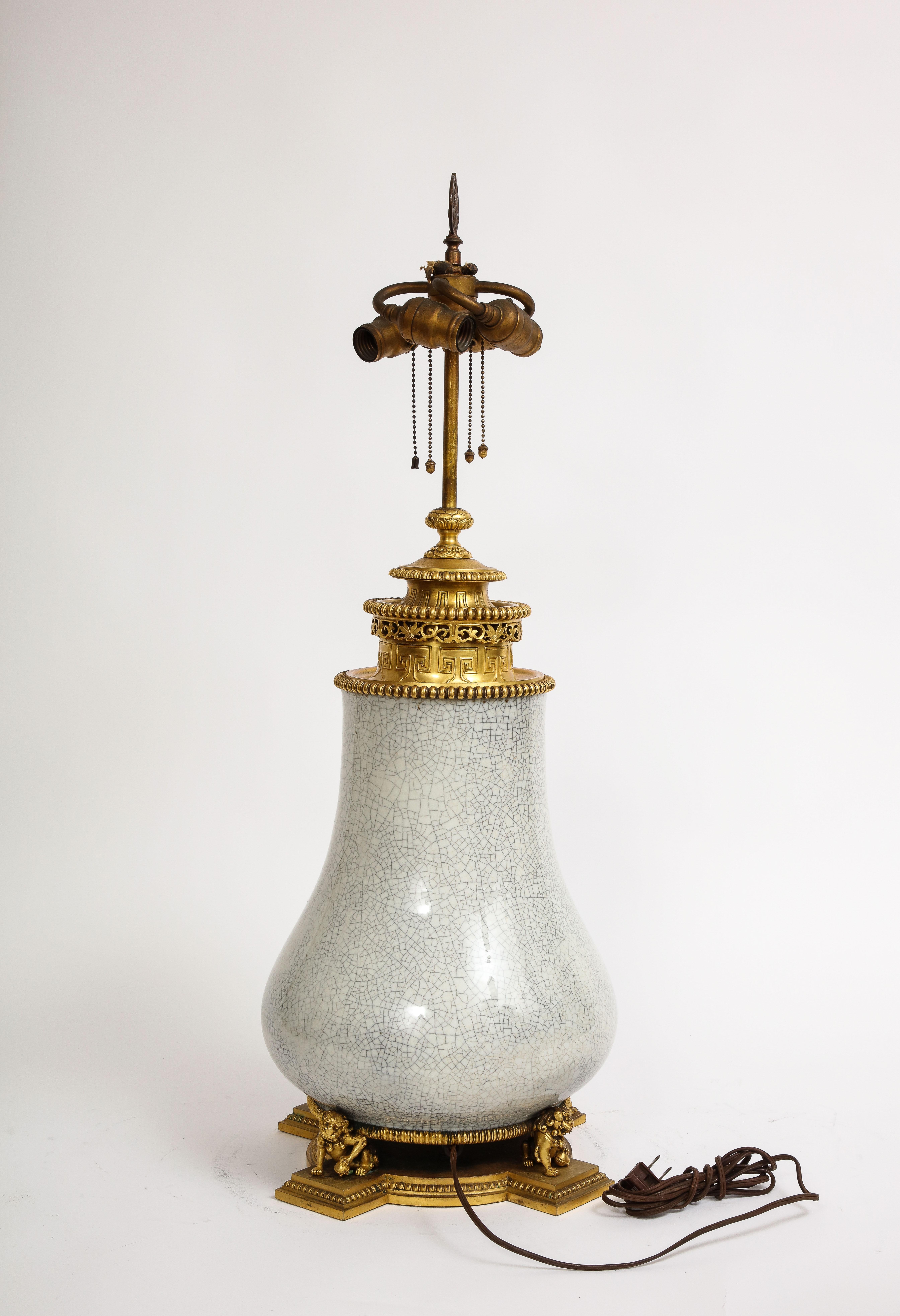Américain Lampe chinoise en porcelaine céladon craquelé montée en bronze doré et marquée E.F Caldwell, années 1800 en vente