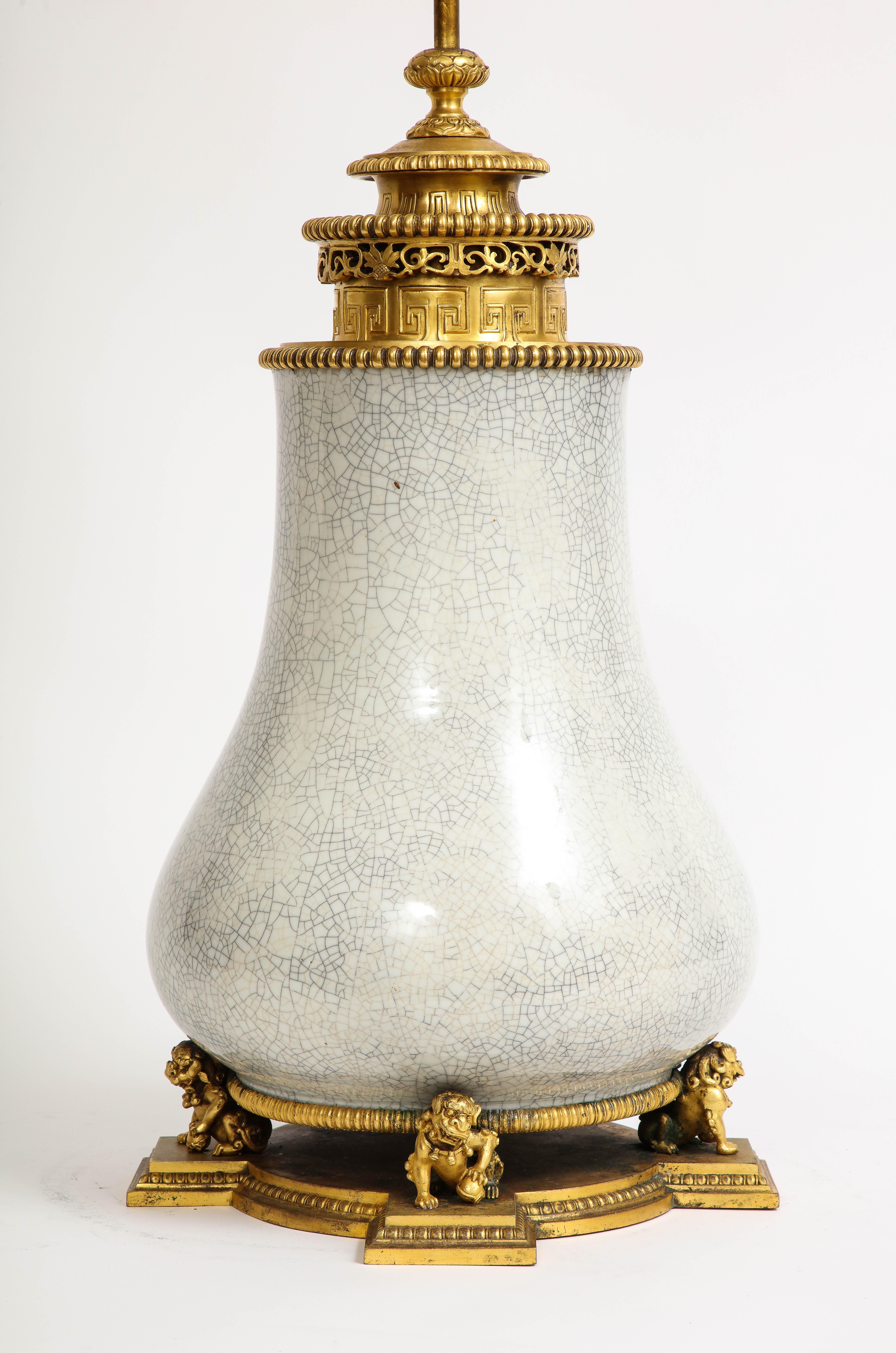 Vernissé Lampe chinoise en porcelaine céladon craquelé montée en bronze doré et marquée E.F Caldwell, années 1800 en vente