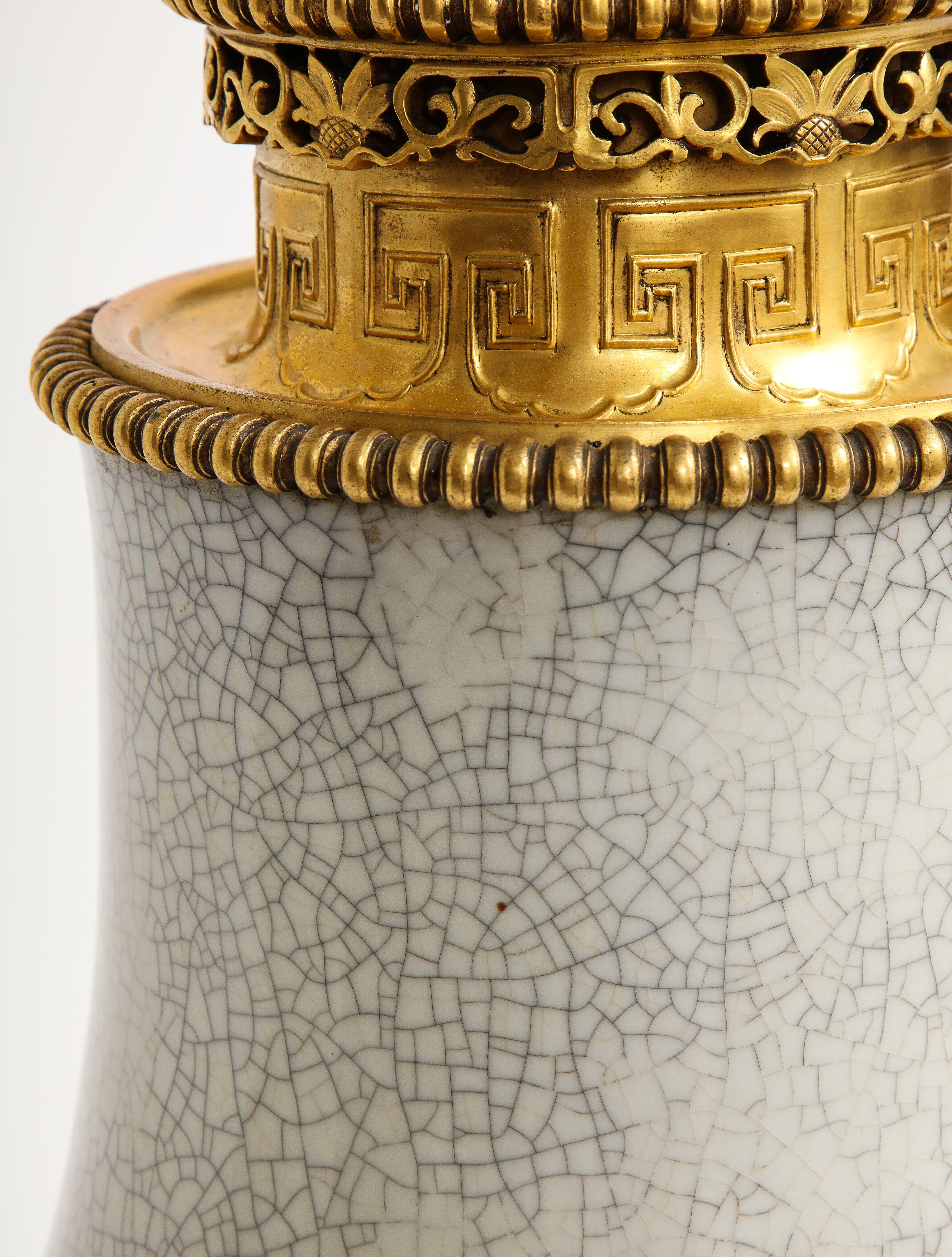 Lampe chinoise en porcelaine céladon craquelé montée en bronze doré et marquée E.F Caldwell, années 1800 Bon état - En vente à New York, NY