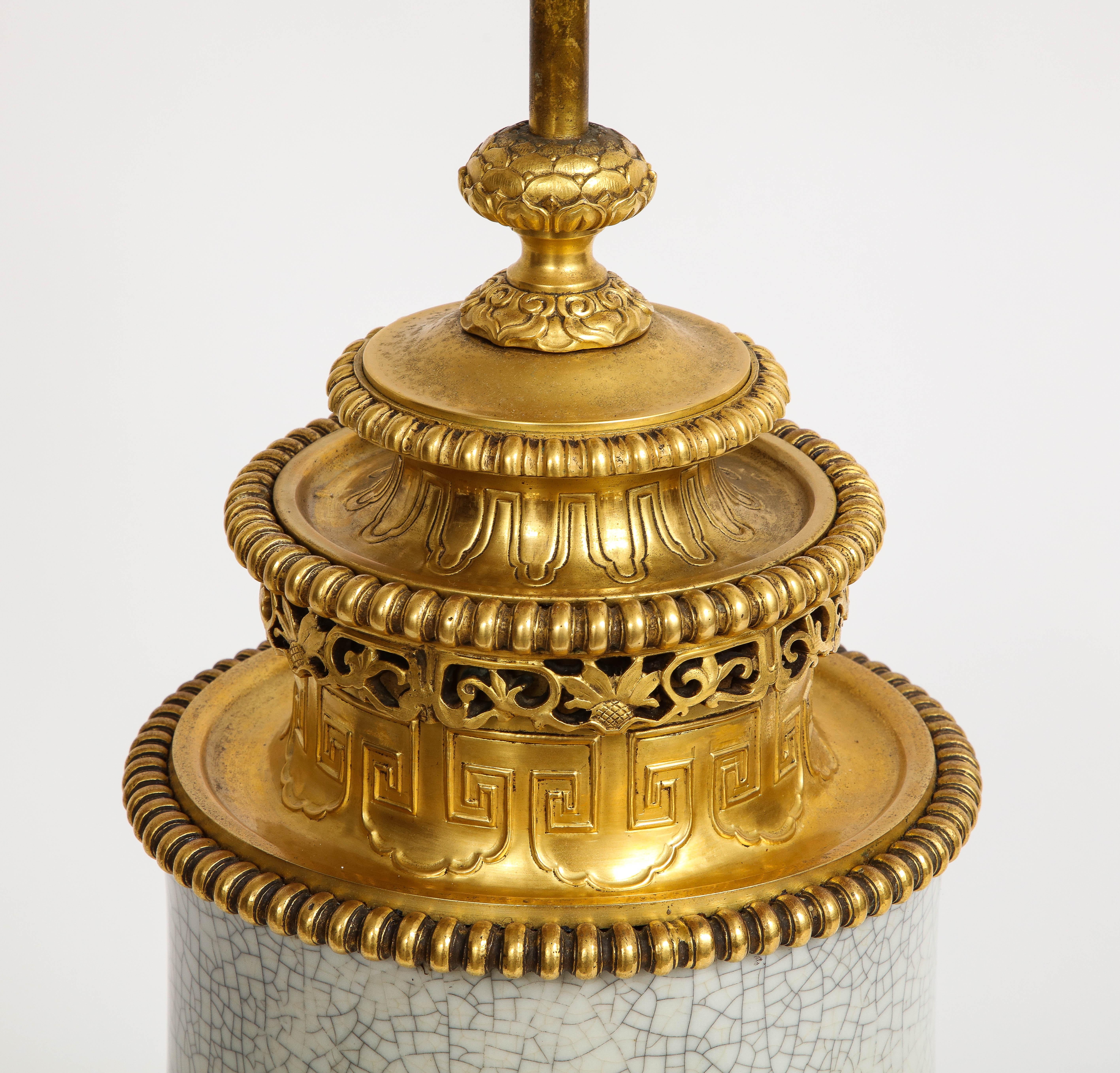Fin du XIXe siècle Lampe chinoise en porcelaine céladon craquelé montée en bronze doré et marquée E.F Caldwell, années 1800 en vente