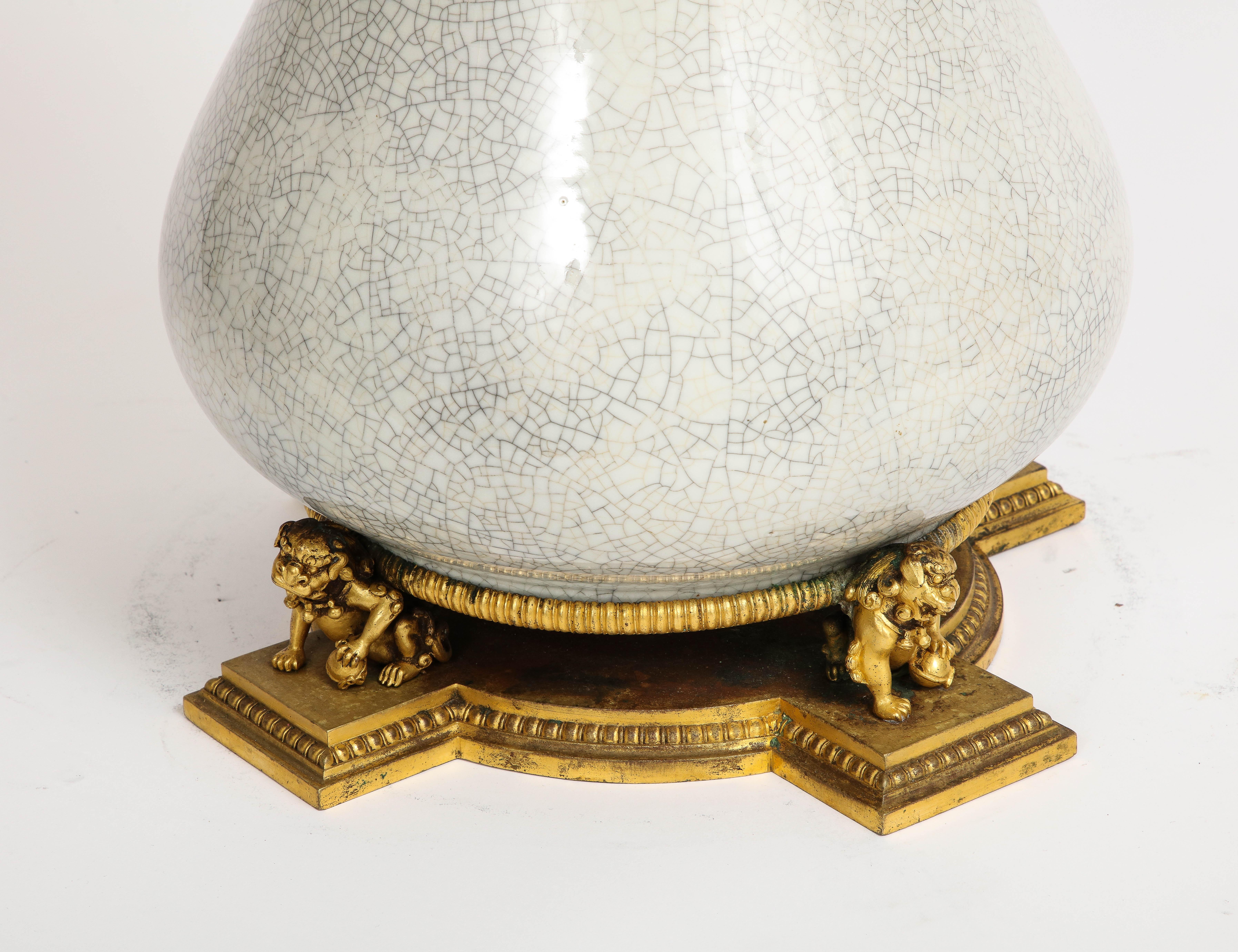 Bronze doré Lampe chinoise en porcelaine céladon craquelé montée en bronze doré et marquée E.F Caldwell, années 1800 en vente