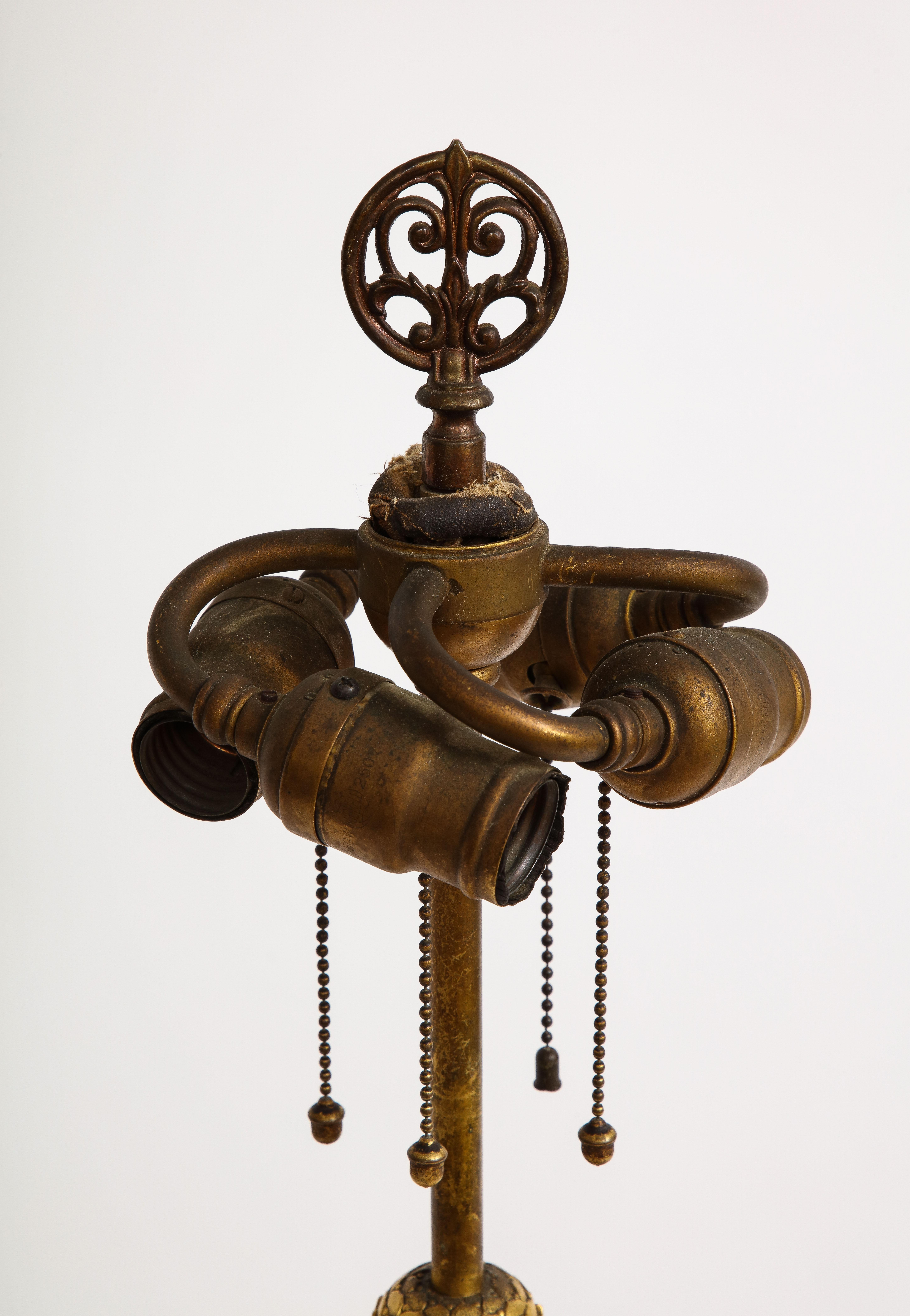 Lampe chinoise en porcelaine céladon craquelé montée en bronze doré et marquée E.F Caldwell, années 1800 en vente 1