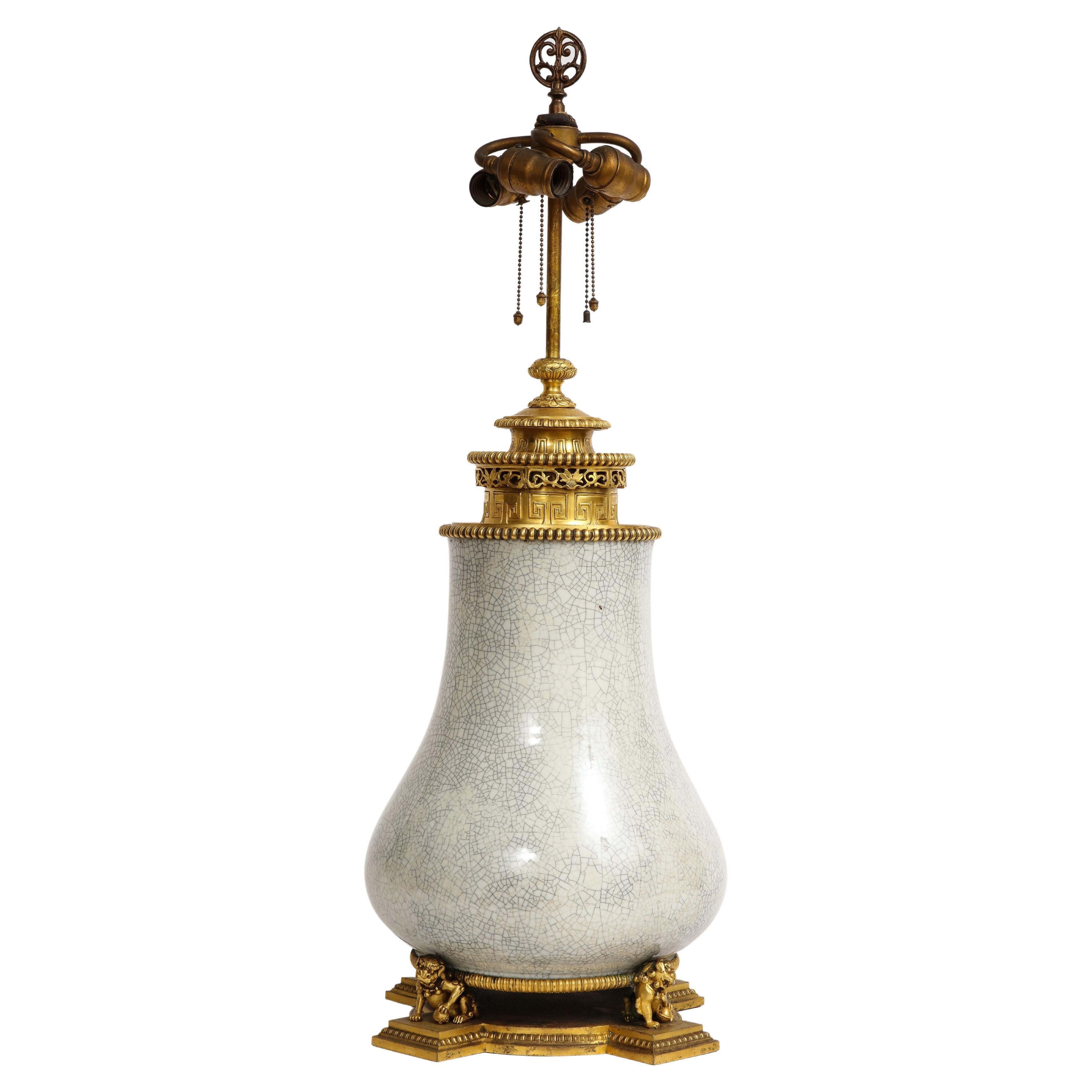 Lampe chinoise en porcelaine céladon craquelé montée en bronze doré et marquée E.F Caldwell, années 1800 en vente