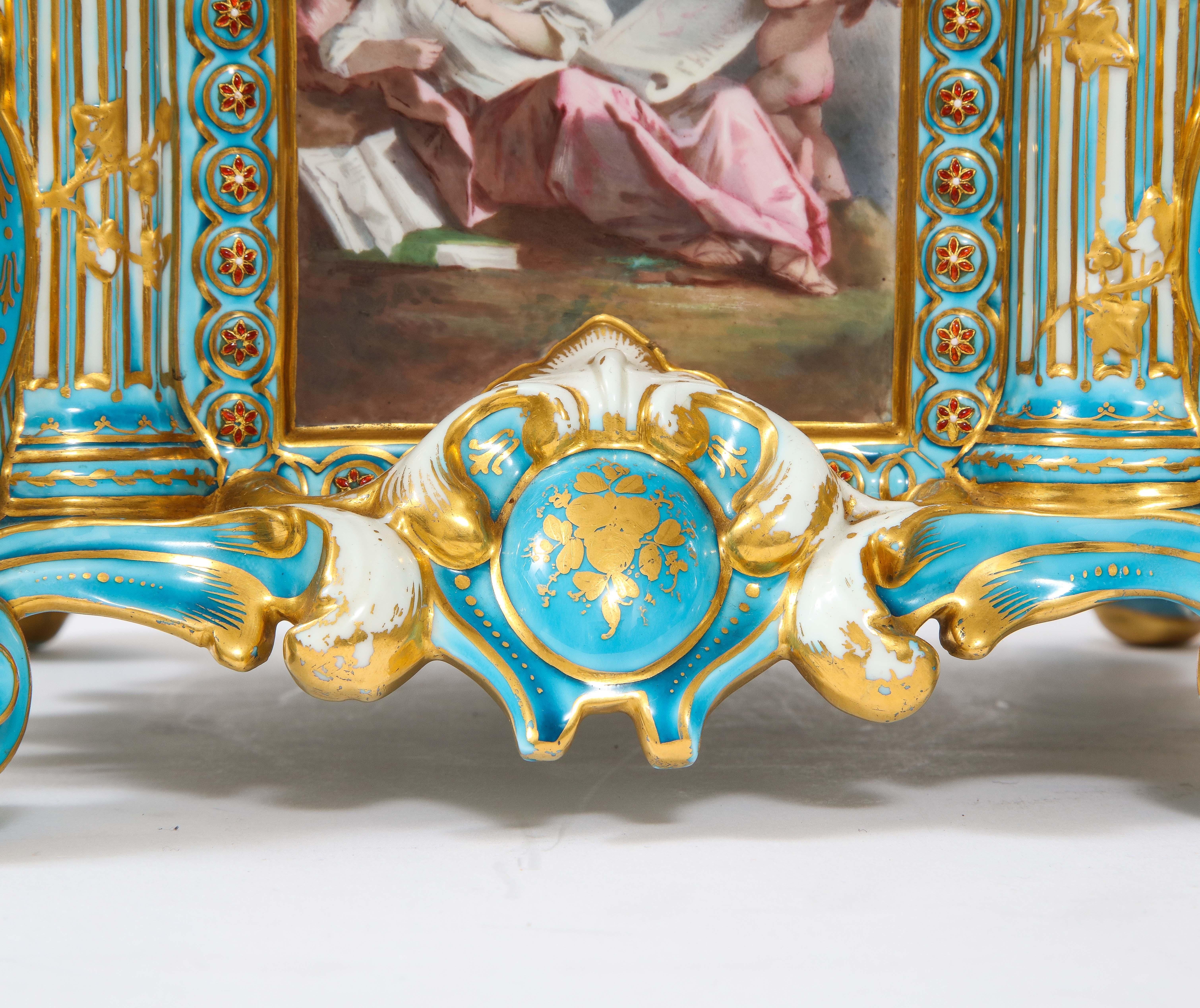 19 C Sevres Porcelana Azul Turquesa Motivo Dorado Juego de Guarnición c/ Escenas Figurales en venta 4