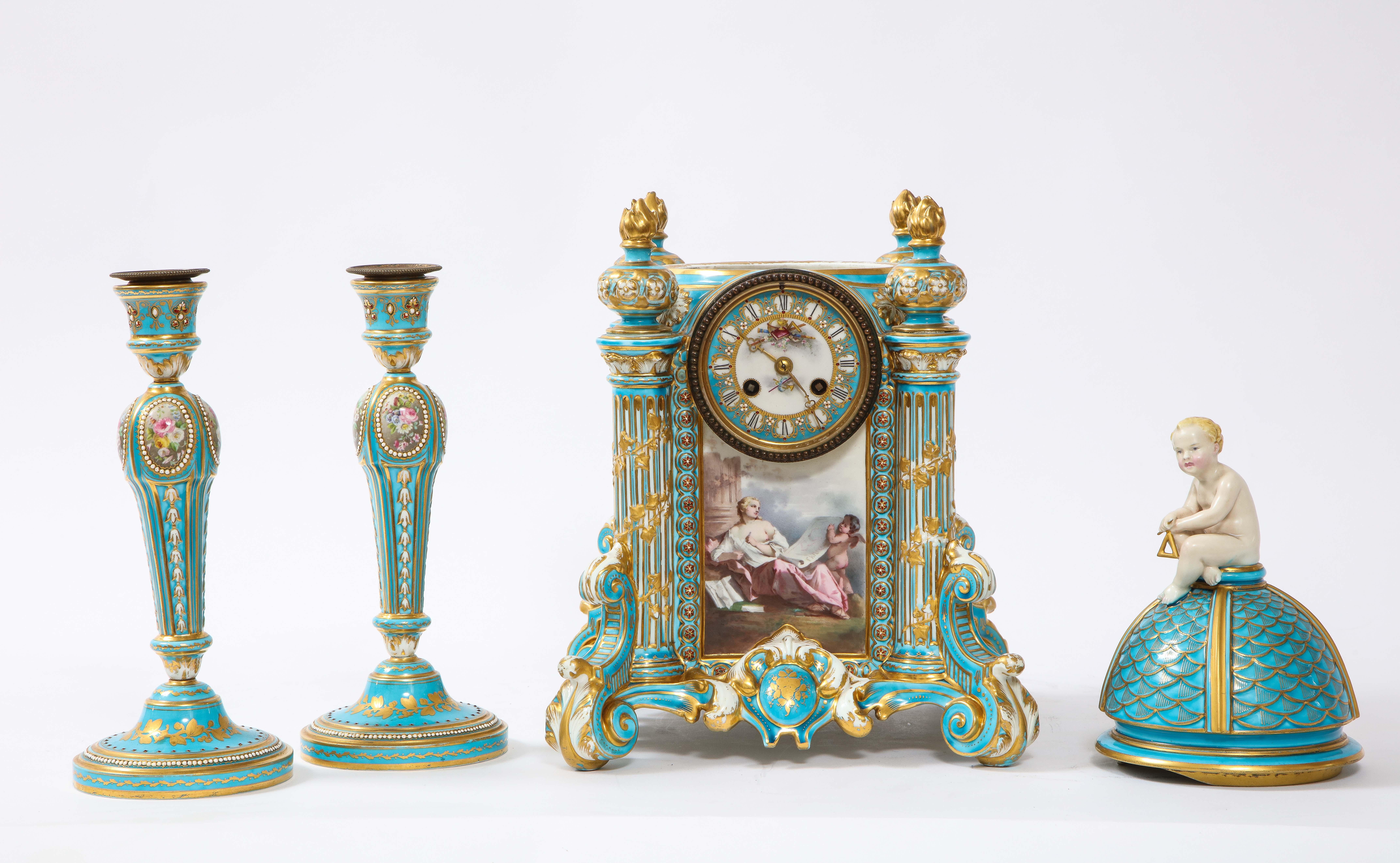 Juego de guarnición dorado de porcelana azul turquesa de Sevres del siglo XIX con escenas de figuras. Juego de guarnición de tres piezas compuesto por un reloj de chimenea y un par de candelabros a juego. El reloj presenta una tapa abovedada con una