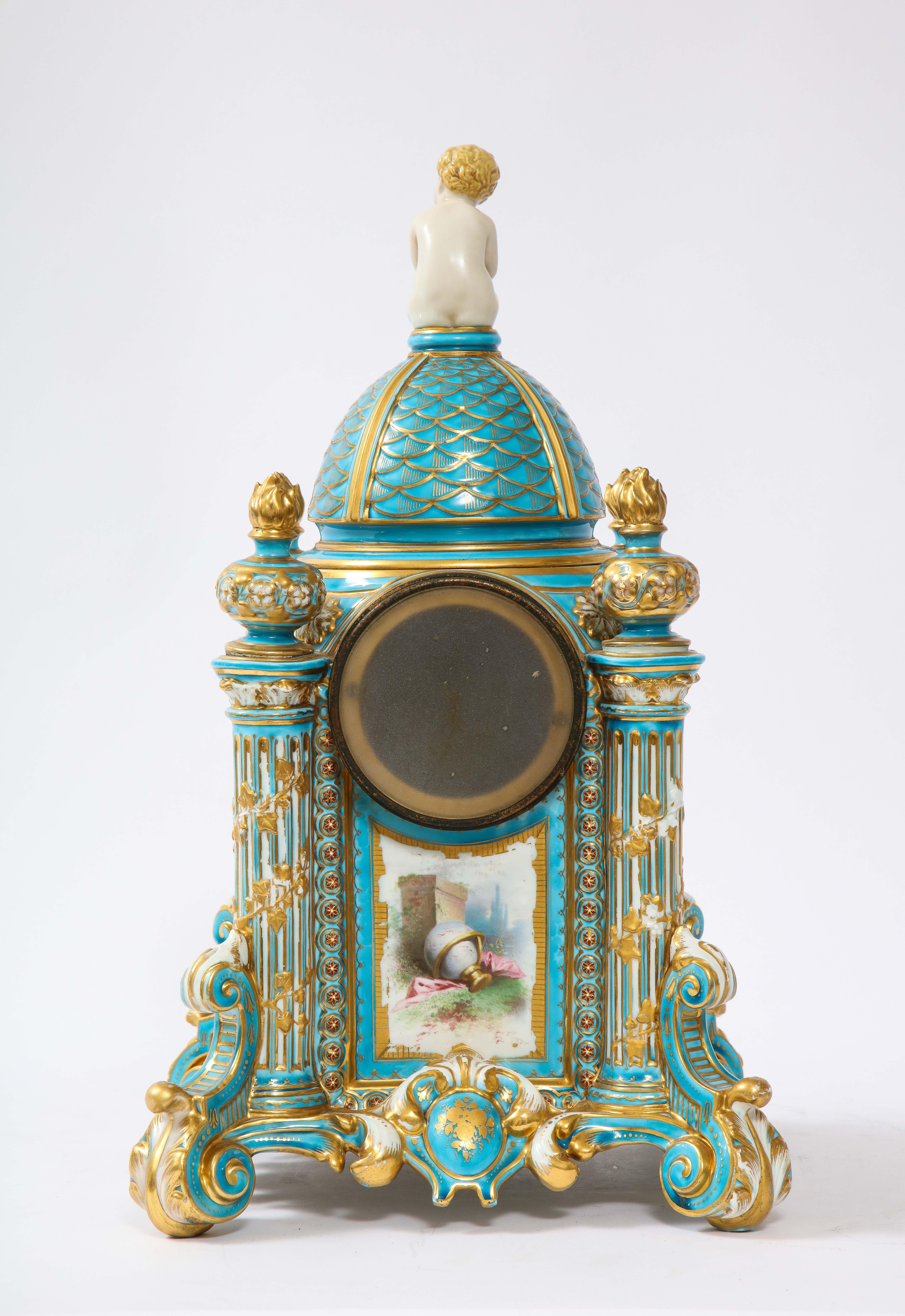 19 C Sevres Porcelana Azul Turquesa Motivo Dorado Juego de Guarnición c/ Escenas Figurales Fines del siglo XIX en venta