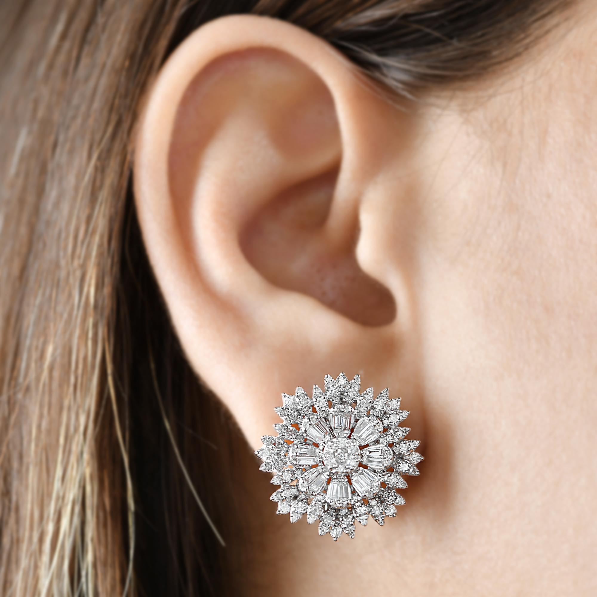 Codice articolo :- SJEE-10117
Peso lordo: 11.87 gm
Peso dell'oro bianco 18k :- 11,49 gm
Peso del diamante :- 1,90 Carati  (DIAMANTE DI PUREZZA MEDIA SI1-SI2 E COLORE H-I)
Dimensioni degli orecchini :- 19x19 mm