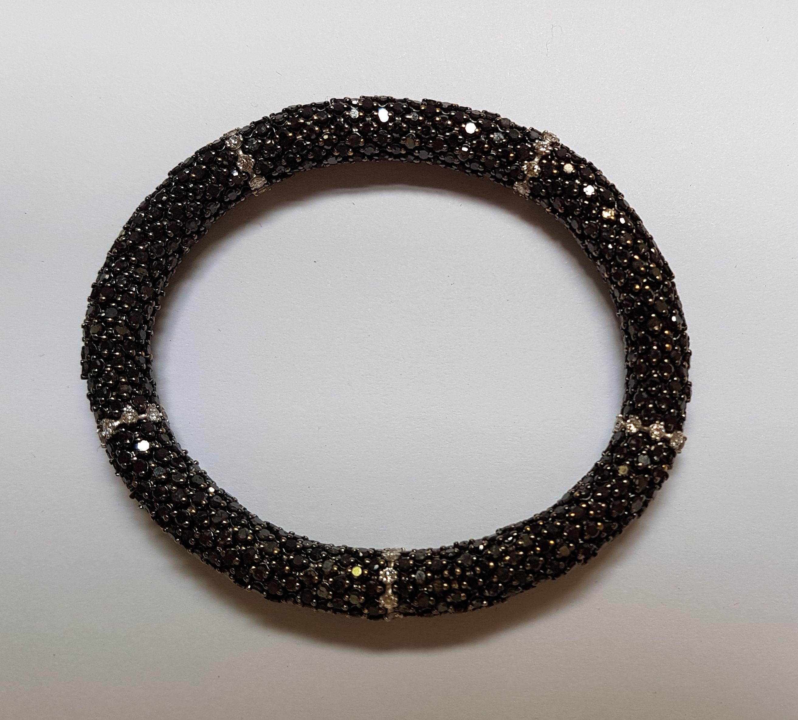 Amazing black diamond and white gold bracelet.
The bracelet is very flexible and therefore adapts to different wrist sizes.
Total weight of diamonds: 19 carats.
Chic and sporty at the same time! Fancy fashionable!
Different models available!