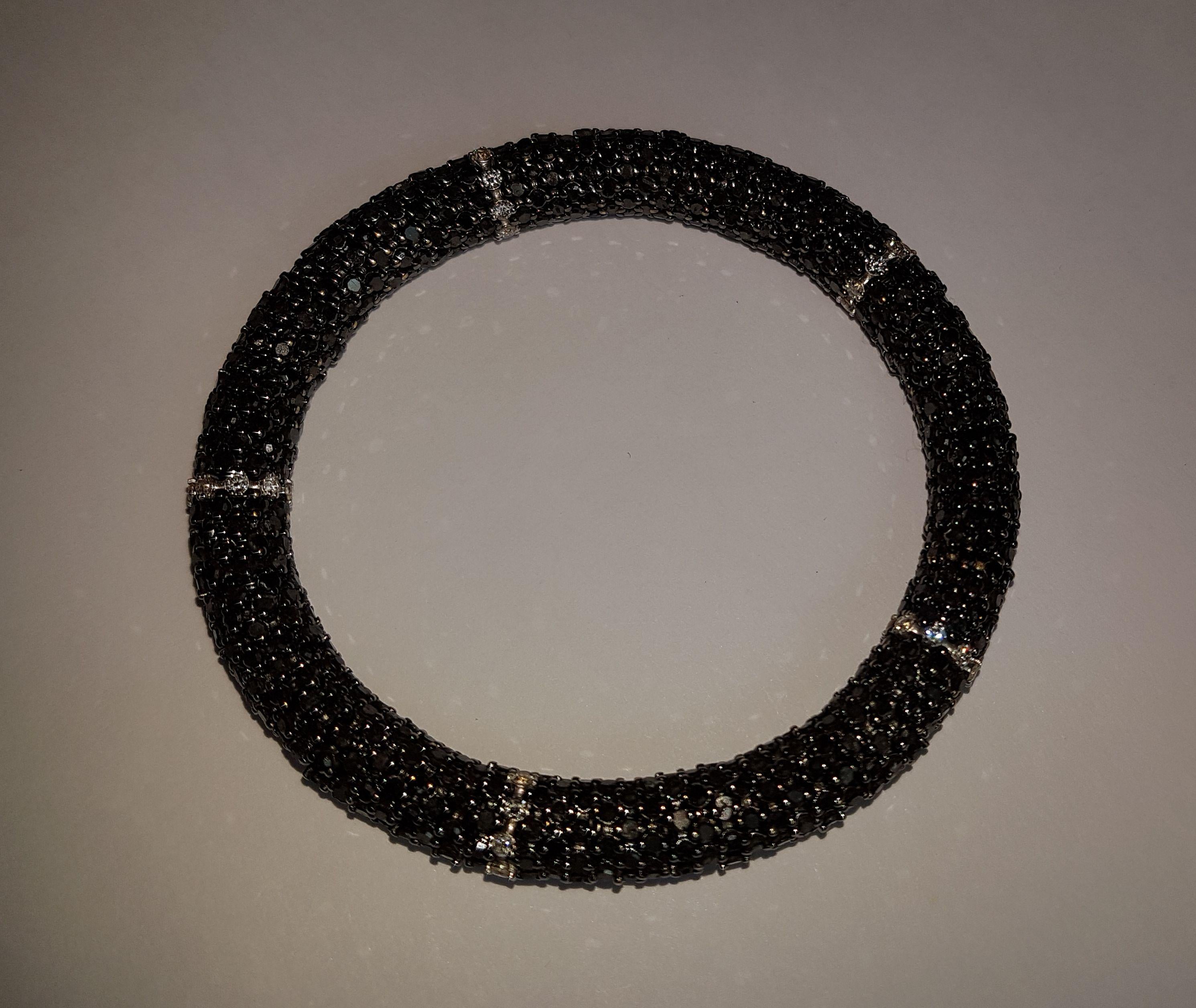 Flexibles Armband aus Weißgold mit 19 Karat schwarzen Diamanten (Moderne) im Angebot