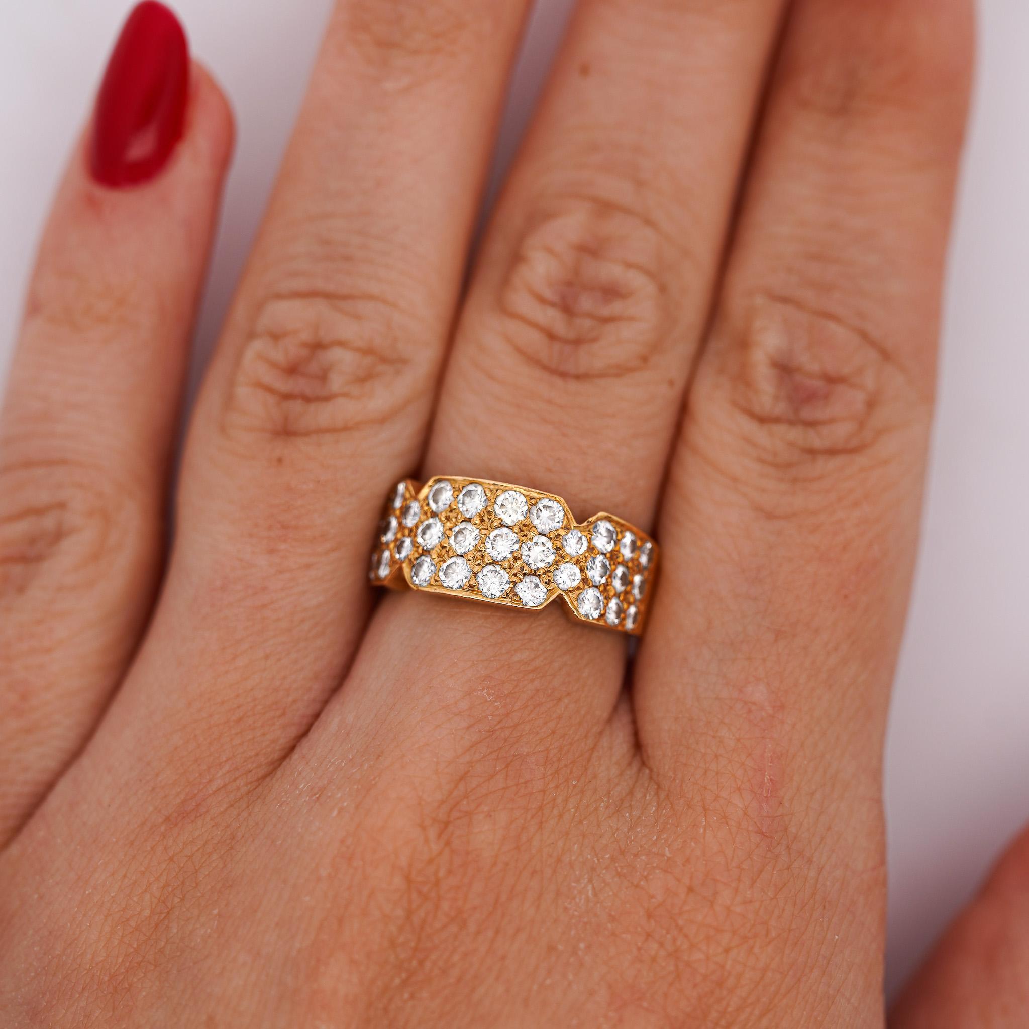 Anello a fascia con pavé di diamanti con circa 1,90 carati di diamanti naturali di colore E-F e purezza VS1-VS2, incastonati in un design curvo in oro giallo 18K. Misura 6,25, regolabile, misura 8,5 mm di larghezza e pesa 5,32 grammi in