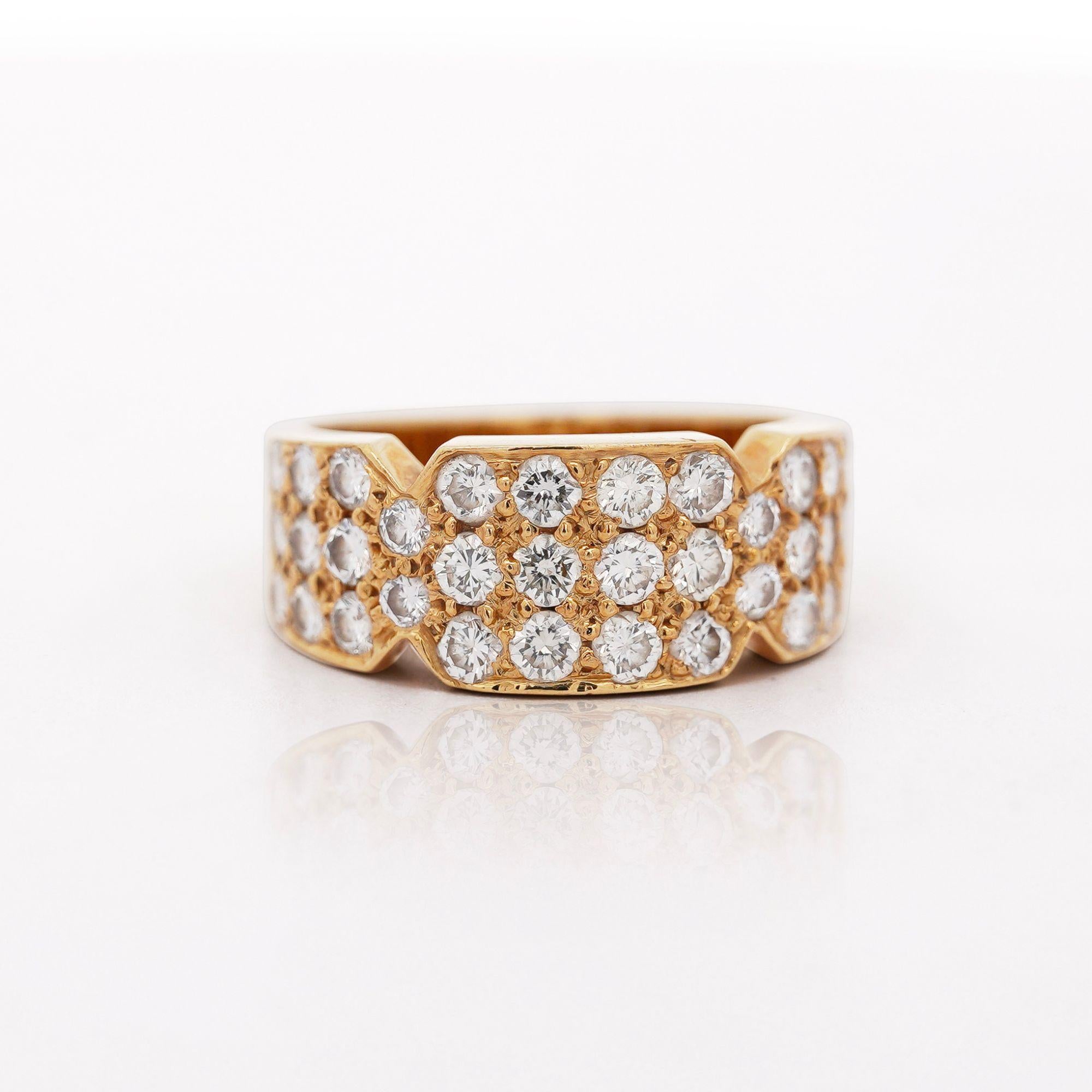 Moderno Anello a fascia curva unisex da 8,5 mm con diamante da 1,9 carati e pavé in oro 18K in vendita