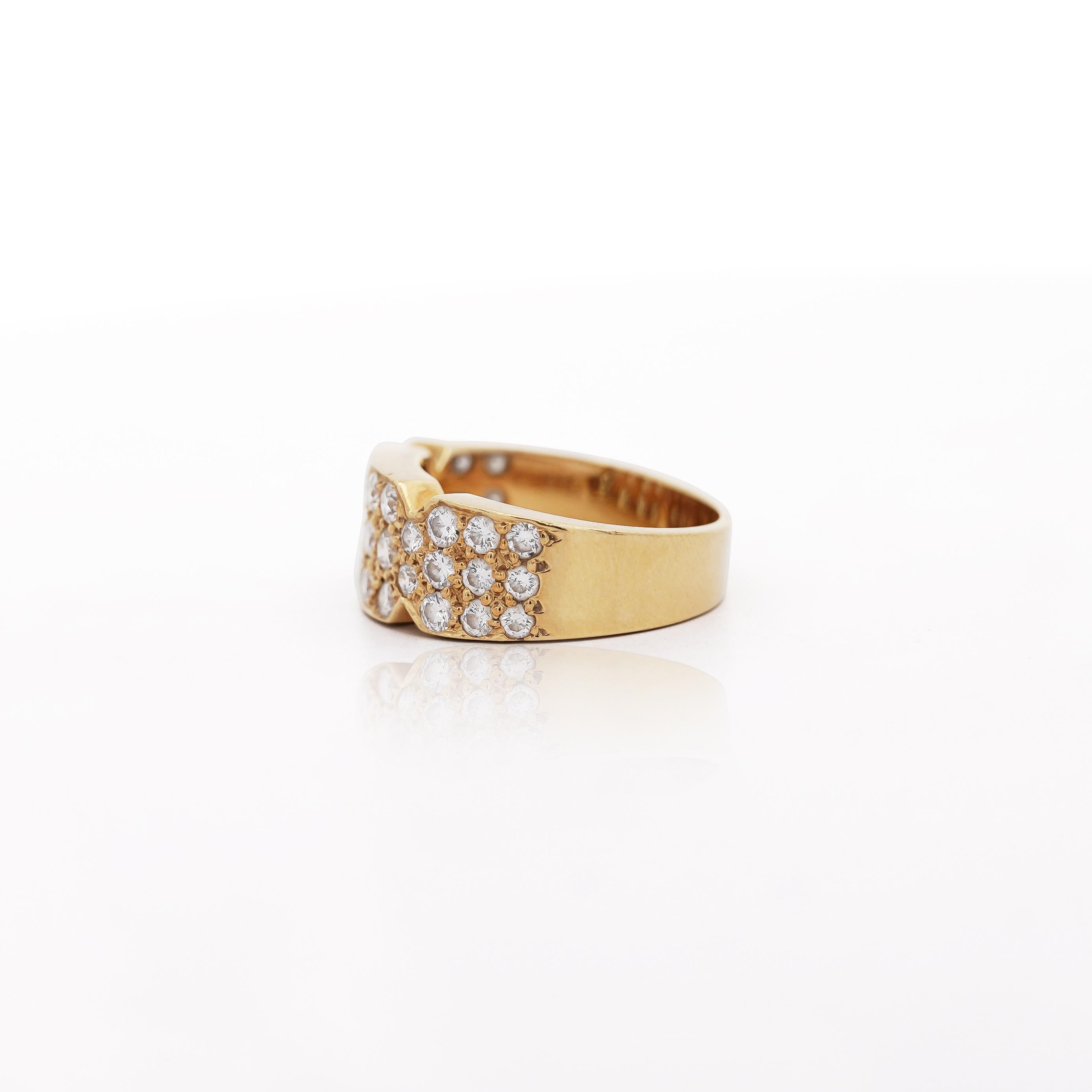 Taglio brillante Anello a fascia curva unisex da 8,5 mm con diamante da 1,9 carati e pavé in oro 18K in vendita