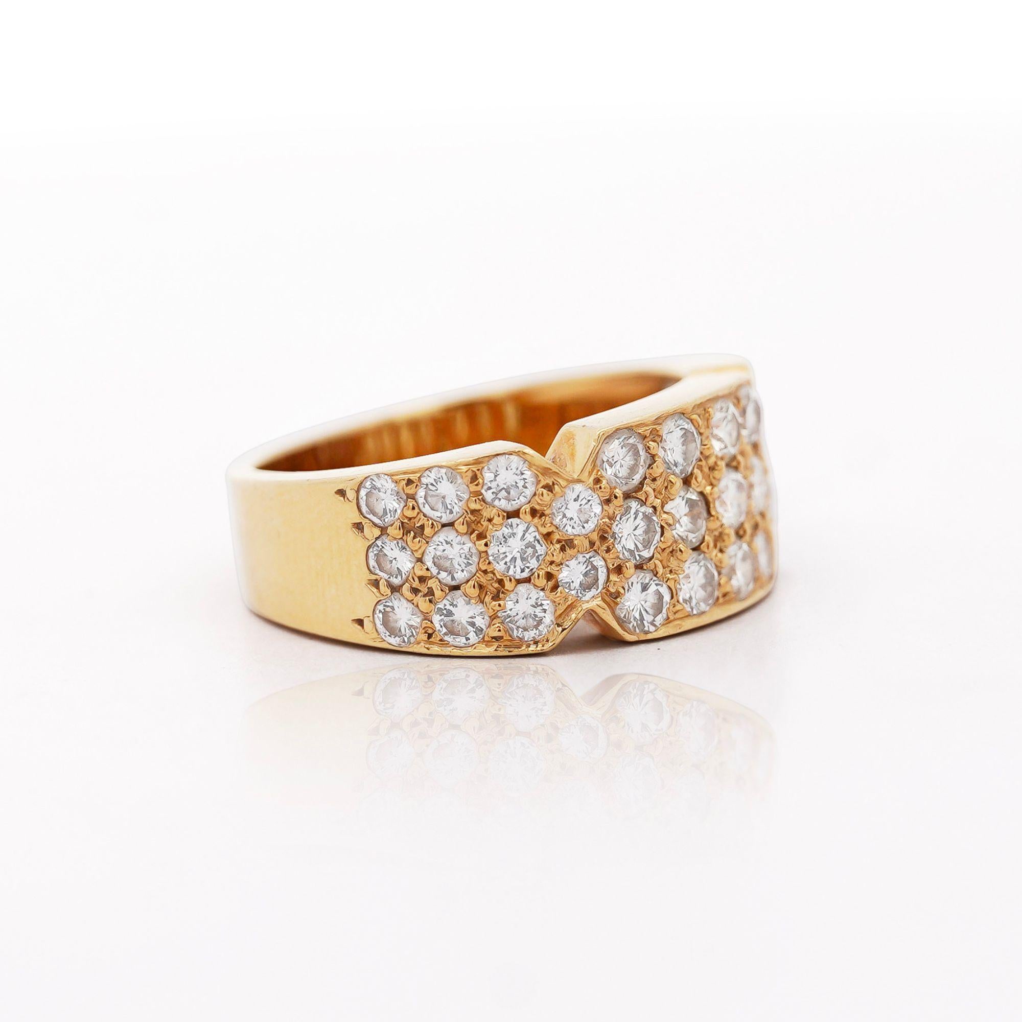 da uomo o donna Anello a fascia curva unisex da 8,5 mm con diamante da 1,9 carati e pavé in oro 18K in vendita