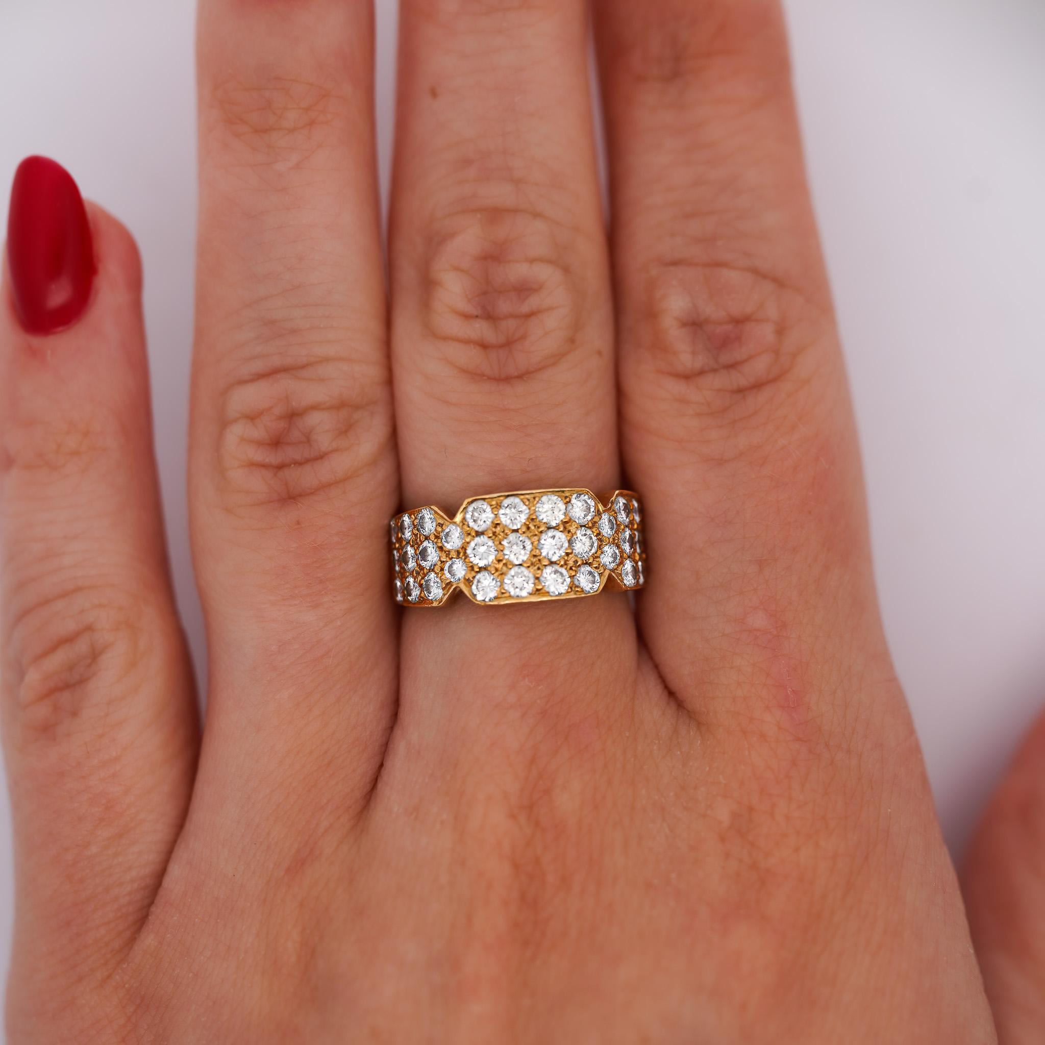 Anello a fascia curva unisex da 8,5 mm con diamante da 1,9 carati e pavé in oro 18K in vendita 1