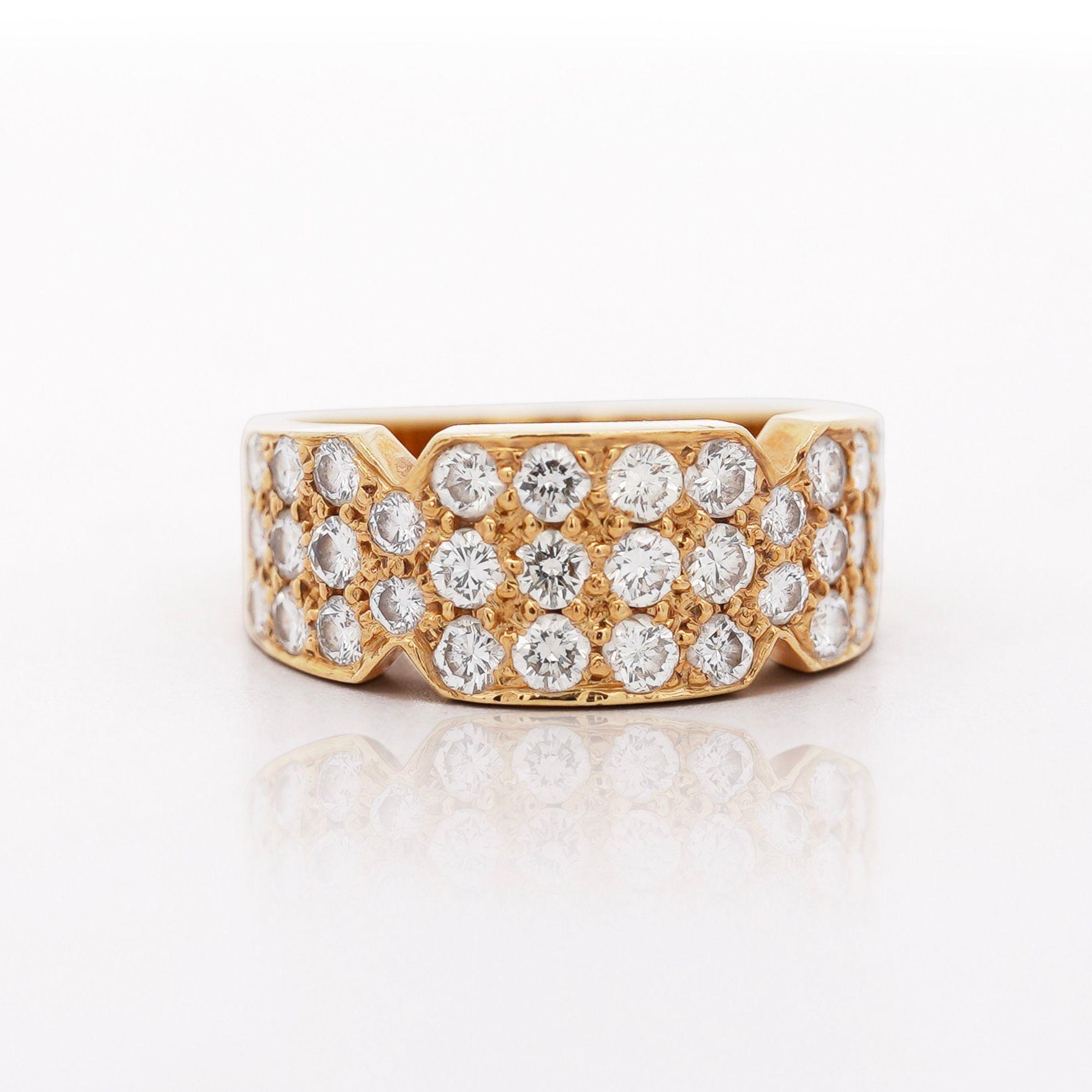 Anello a fascia curva unisex da 8,5 mm con diamante da 1,9 carati e pavé in oro 18K in vendita 2