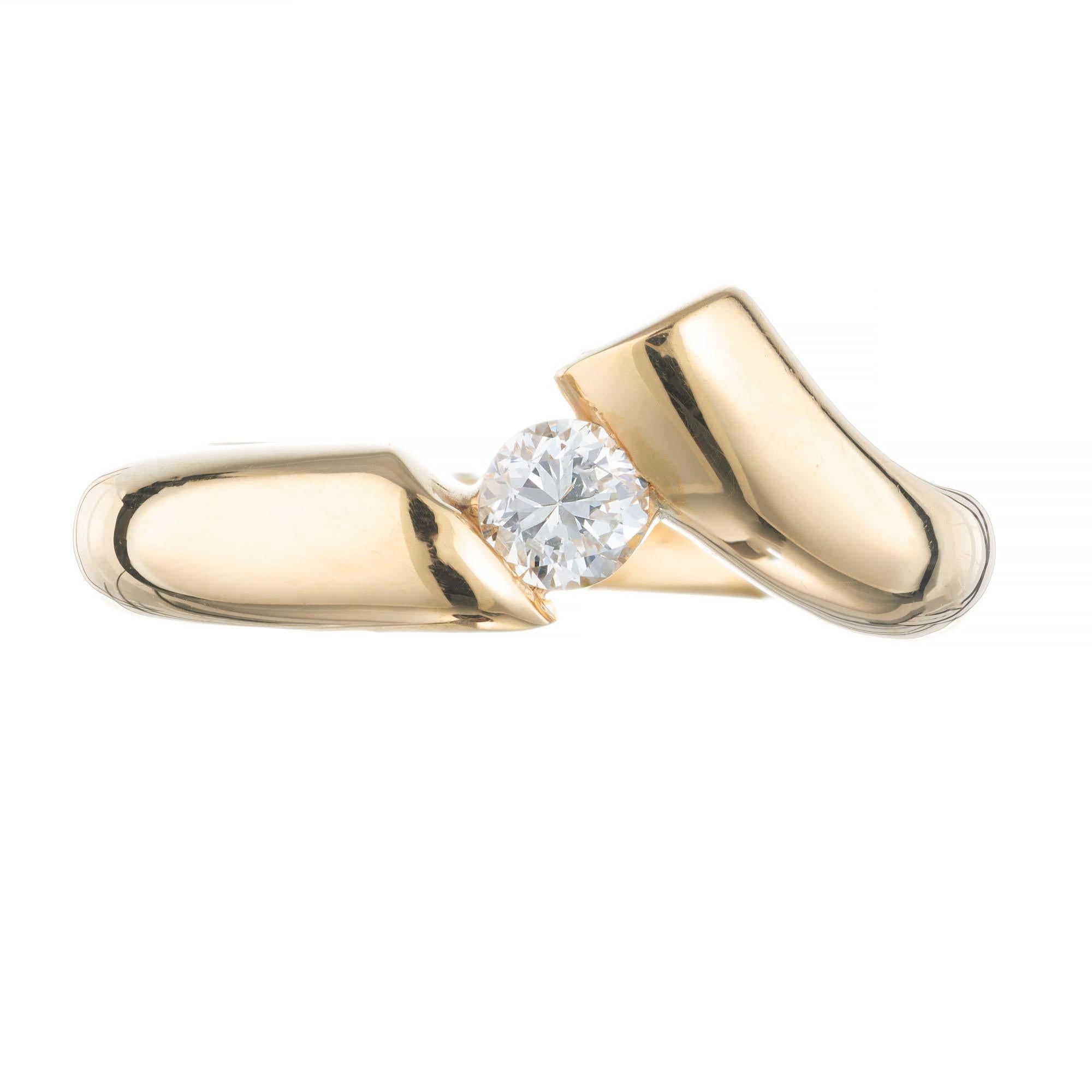 Taille ronde Bague de fiançailles non symétrique en or jaune avec diamants de 0,19 carat en vente
