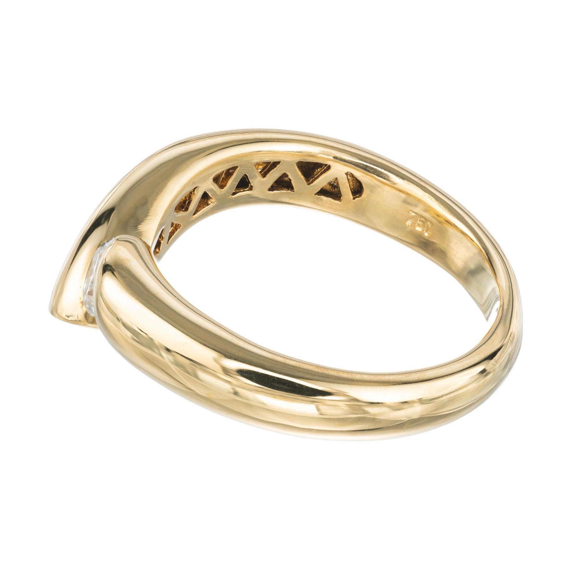 Bague de fiançailles non symétrique en or jaune avec diamants de 0,19 carat Excellent état - En vente à Stamford, CT