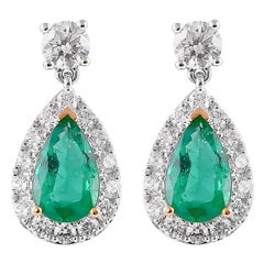 Boucles d'oreilles en or blanc 18 carats avec émeraudes et diamants de 1,9 carat