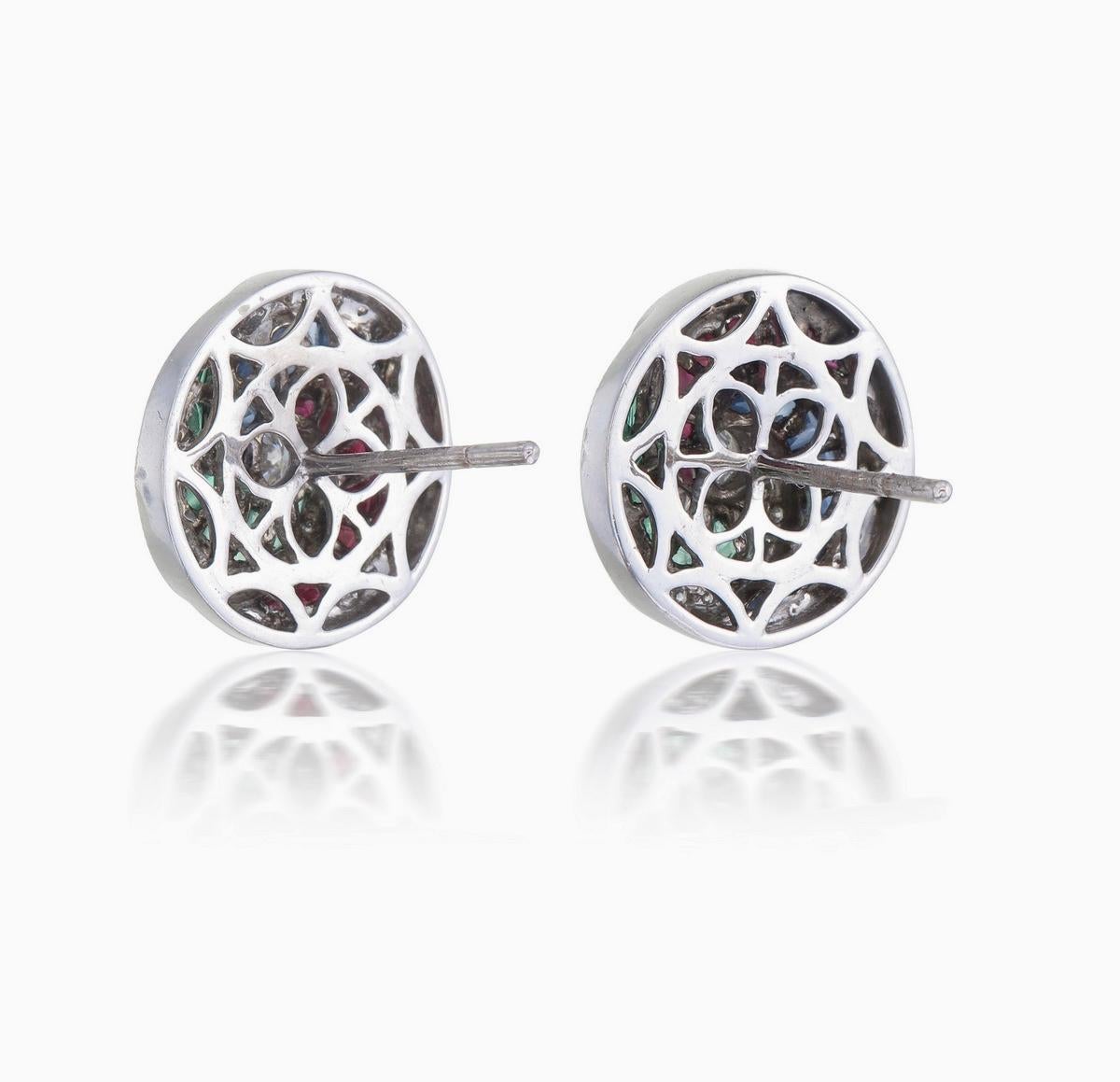 Boucles d'oreilles en or 18 carats avec émeraude, saphir bleu et rubis de 1,9 carat Neuf - En vente à Bangkok, TH