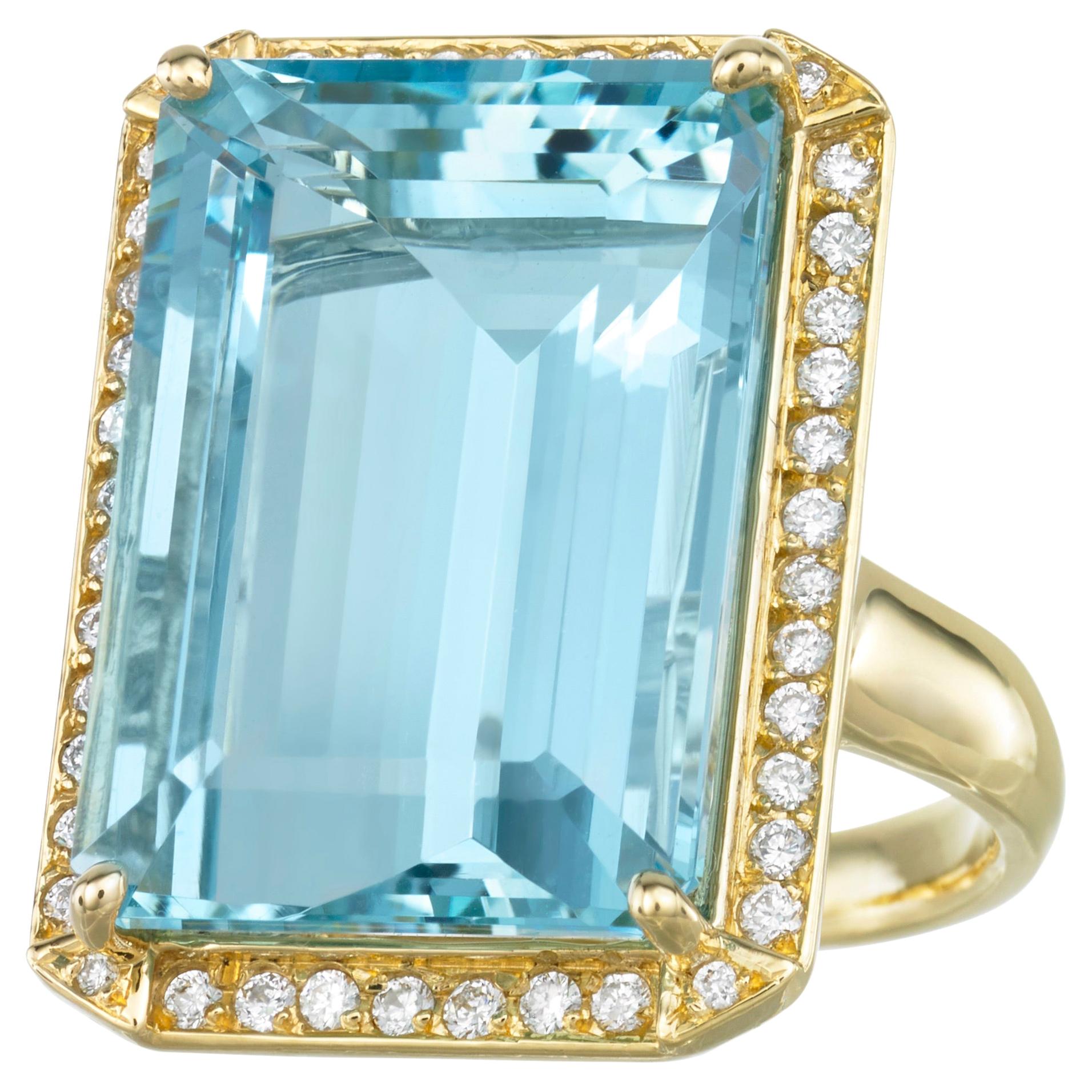 18 Karat Yellow Gold 19 Carats Emerald Cut Aquamarine Diamond Cocktail Ring For Sale