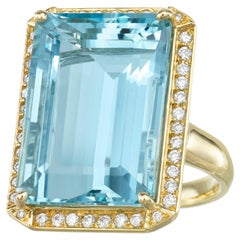 18 Karat Yellow Gold 19 Carats Emerald Cut Aquamarine Diamond Cocktail Ring