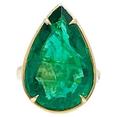 Anello solitario con smeraldo a forma di pera da 19 carati in oro giallo 18 carati